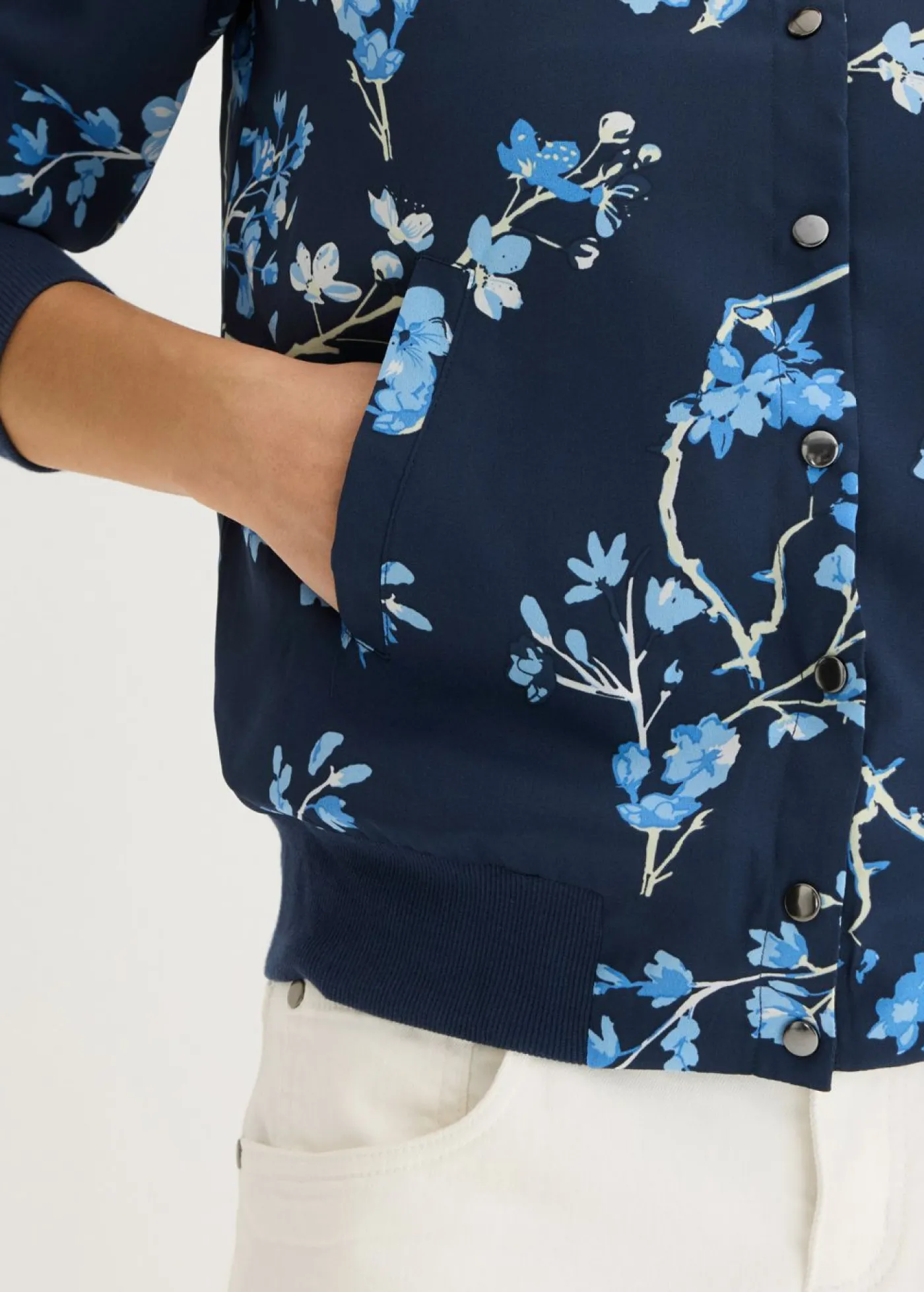 bonprix bonprix Cazadora corta Azul marino/azul claro de flores Sale