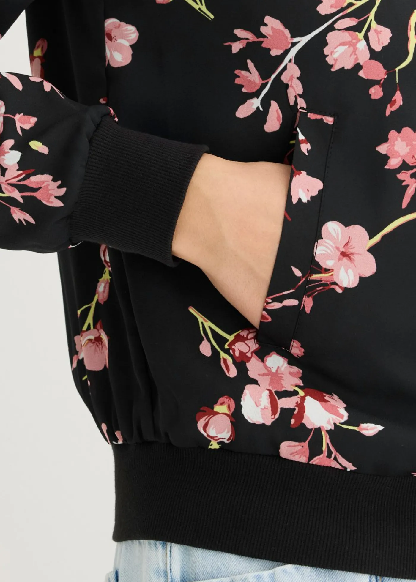 bonprix bonprix Cazadora corta Negro-rosa de flores Outlet
