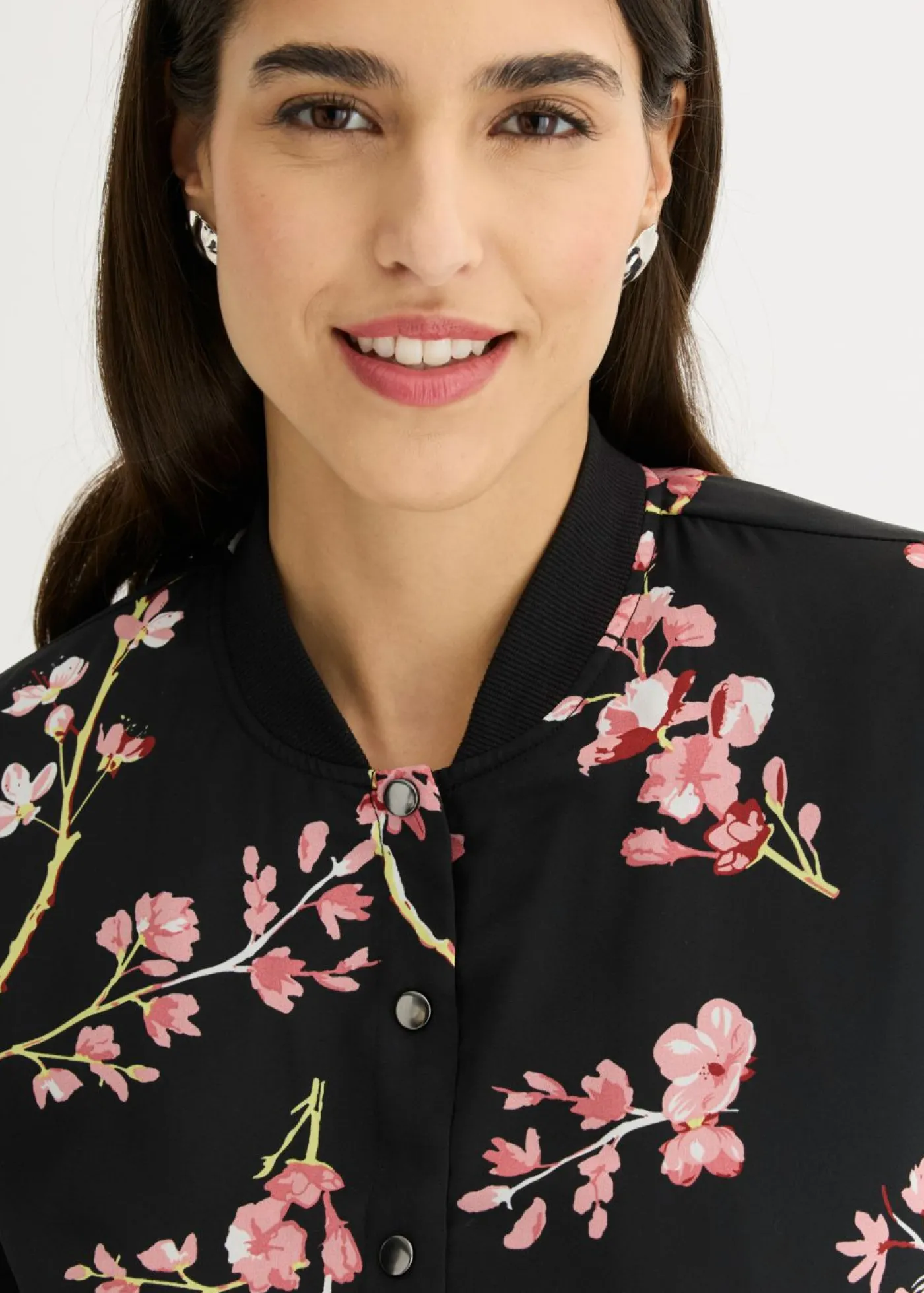 bonprix bonprix Cazadora corta Negro-rosa de flores Outlet
