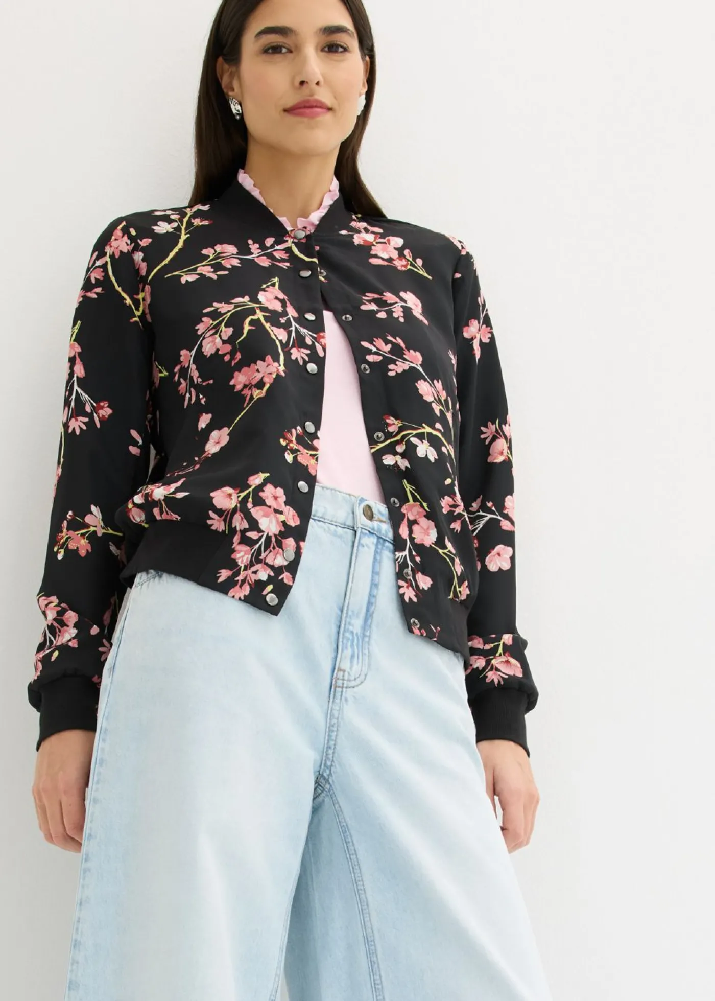 bonprix bonprix Cazadora corta Negro-rosa de flores Outlet