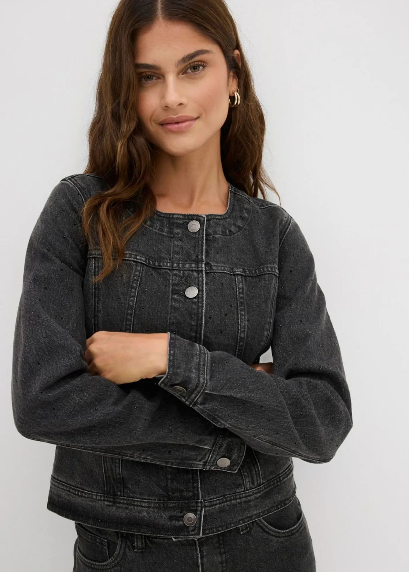 bonprix bonprix Cazadora vaquera con piedras brillantes Denim gris oscuro