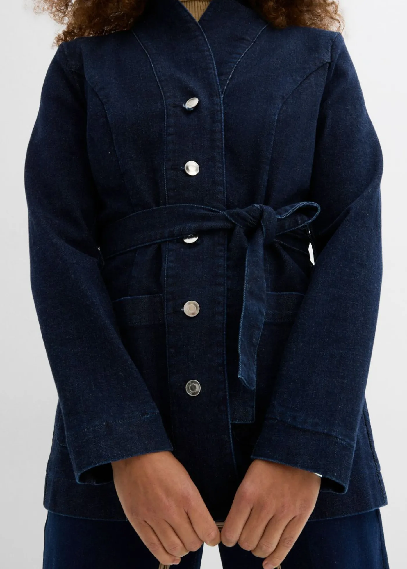 bonprix bonprix Cazadora vaquera de algodón con cinturón Azul oscuro denim Outlet