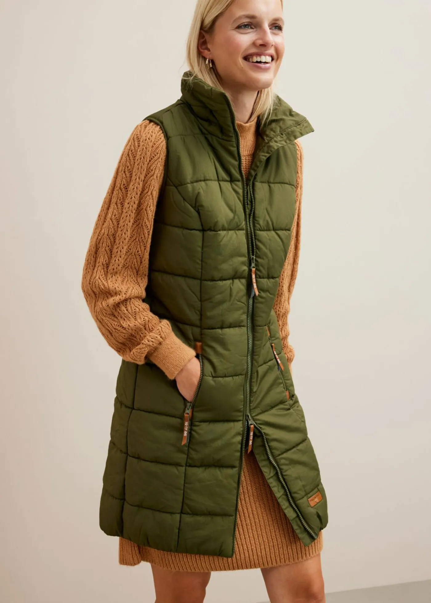 bonprix bonprix Chaleco largo con cuello alto Verde oliva oscuro Clearance