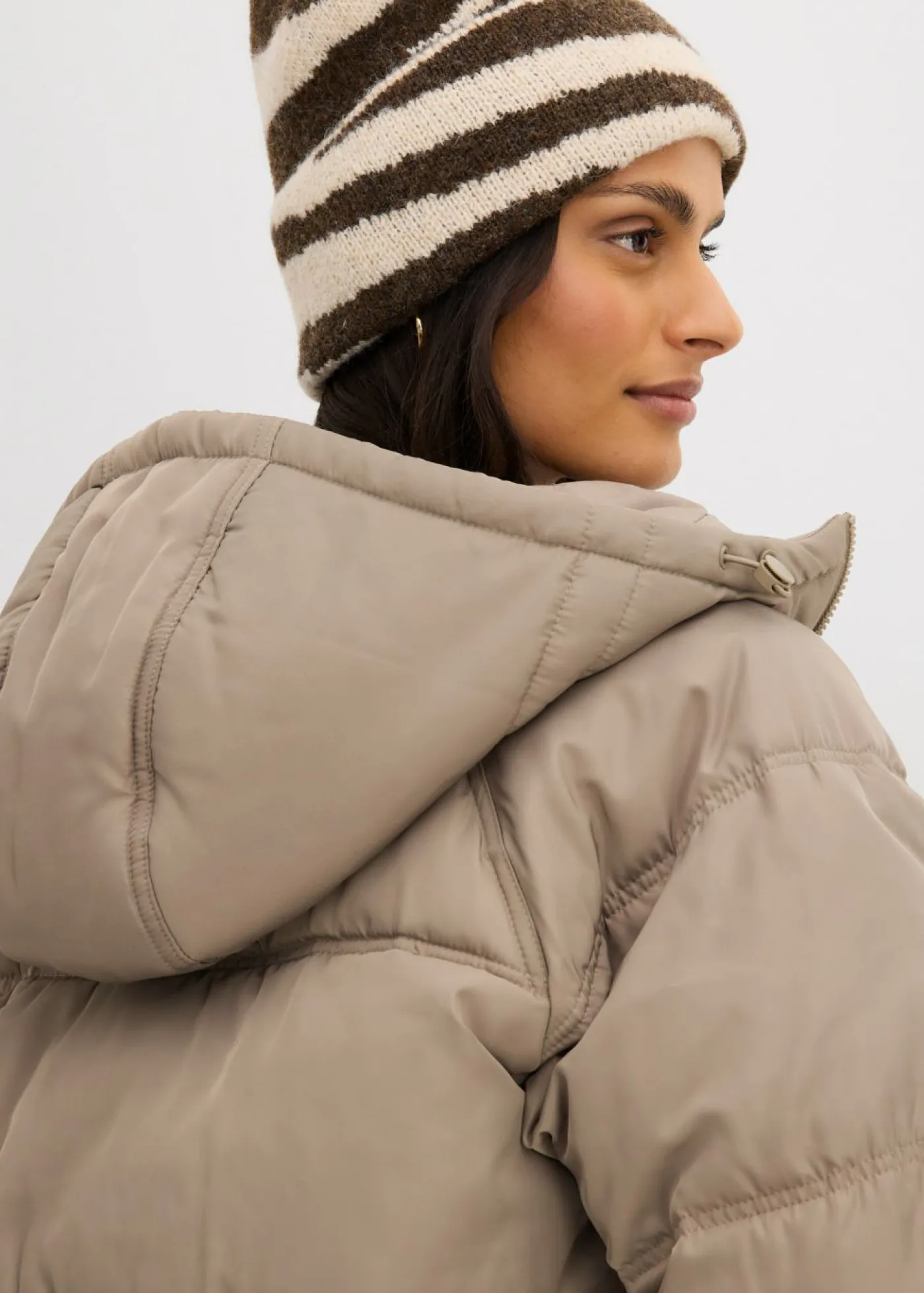 bonprix bonprix Chaqueta acolchada con corte holgado Verde oliva claro Sale