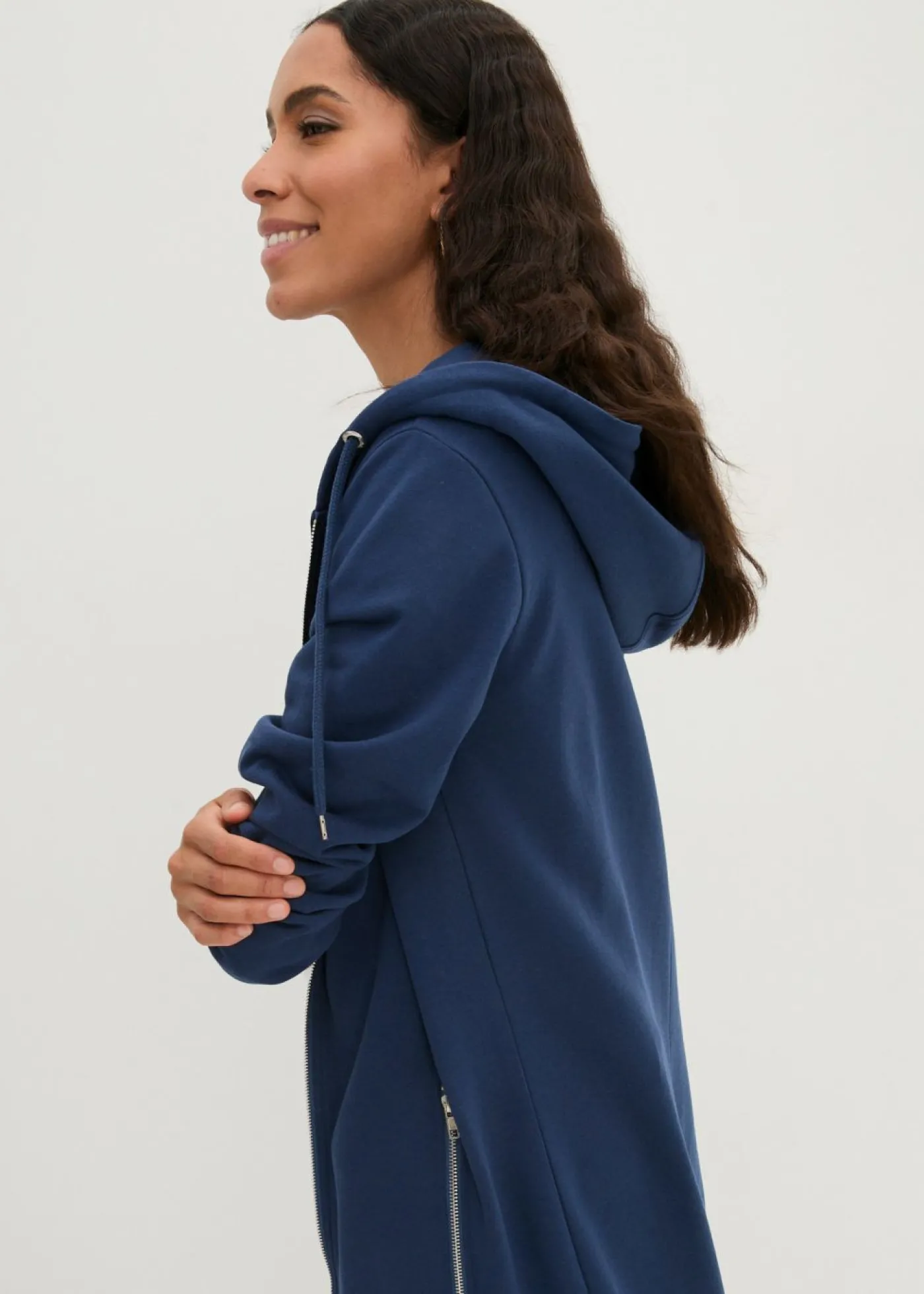 bonprix bonprix Chaqueta de chándal larga con bolsillos con cremallera Azul almirante New
