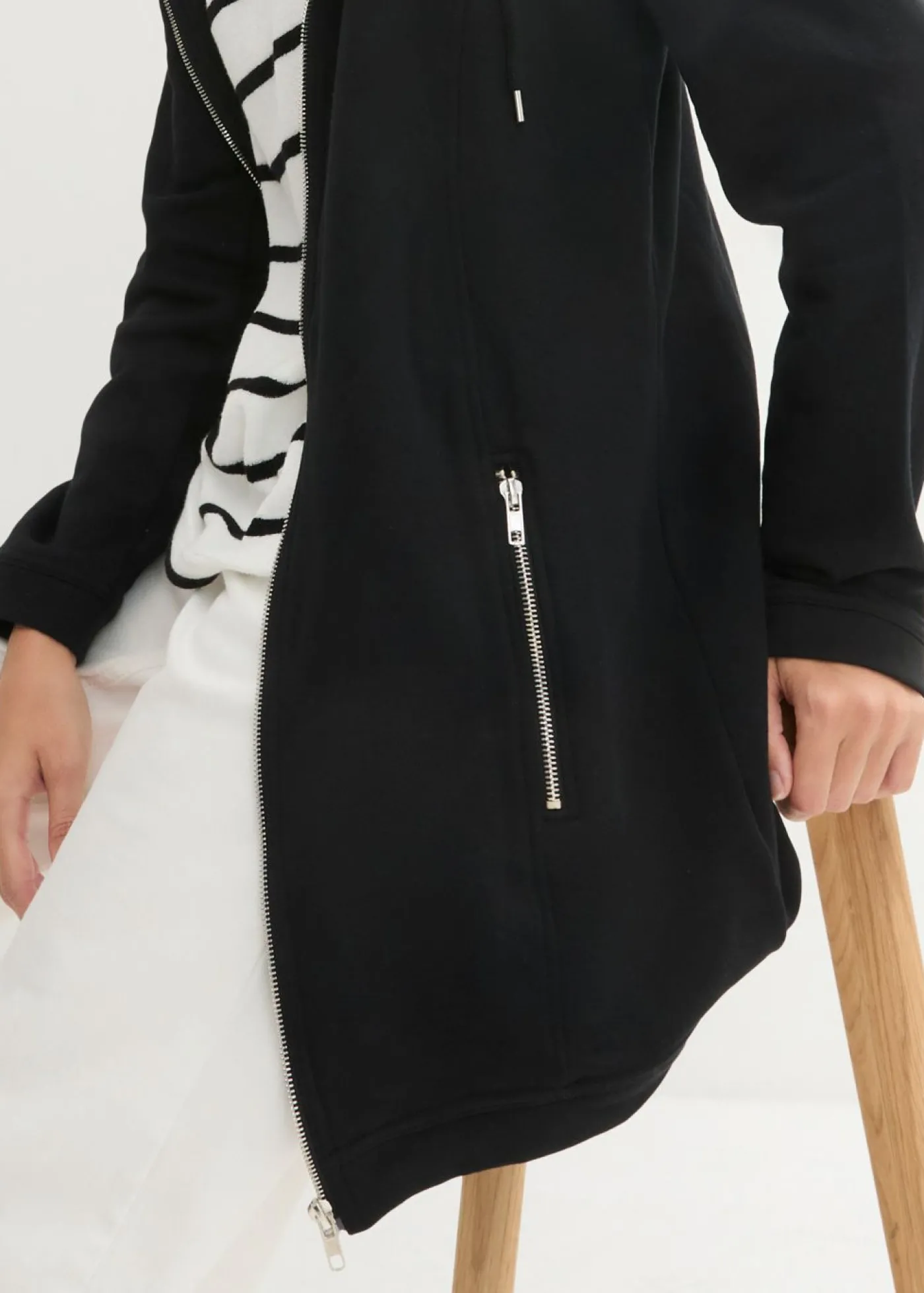 bonprix bonprix Chaqueta de chándal larga con bolsillos con cremallera Negro New