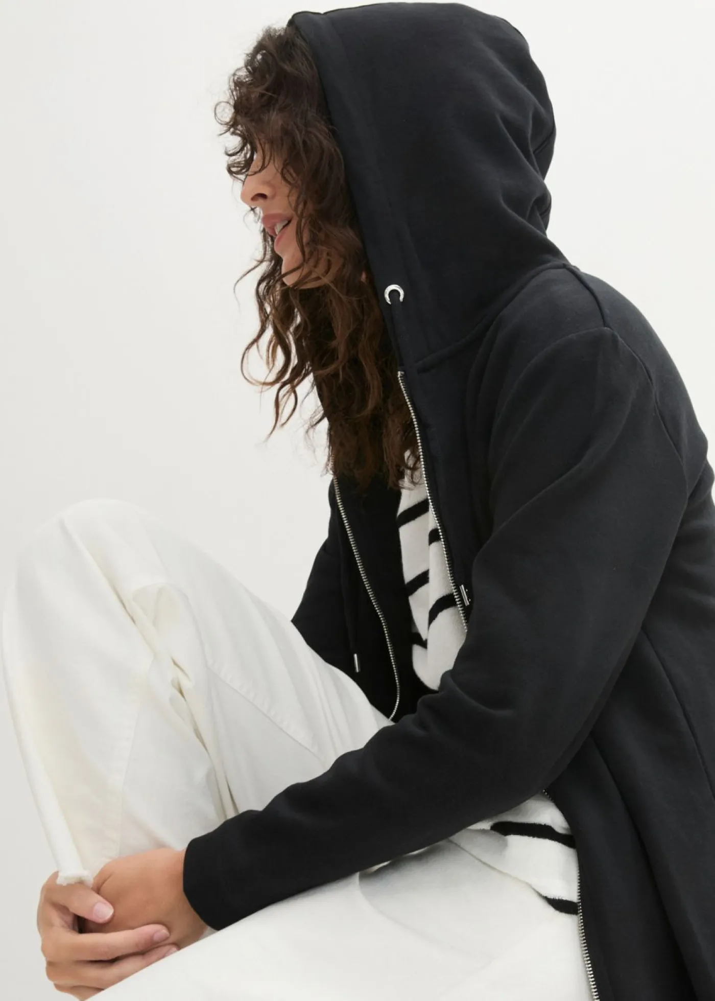 bonprix bonprix Chaqueta de chándal larga con bolsillos con cremallera Negro New