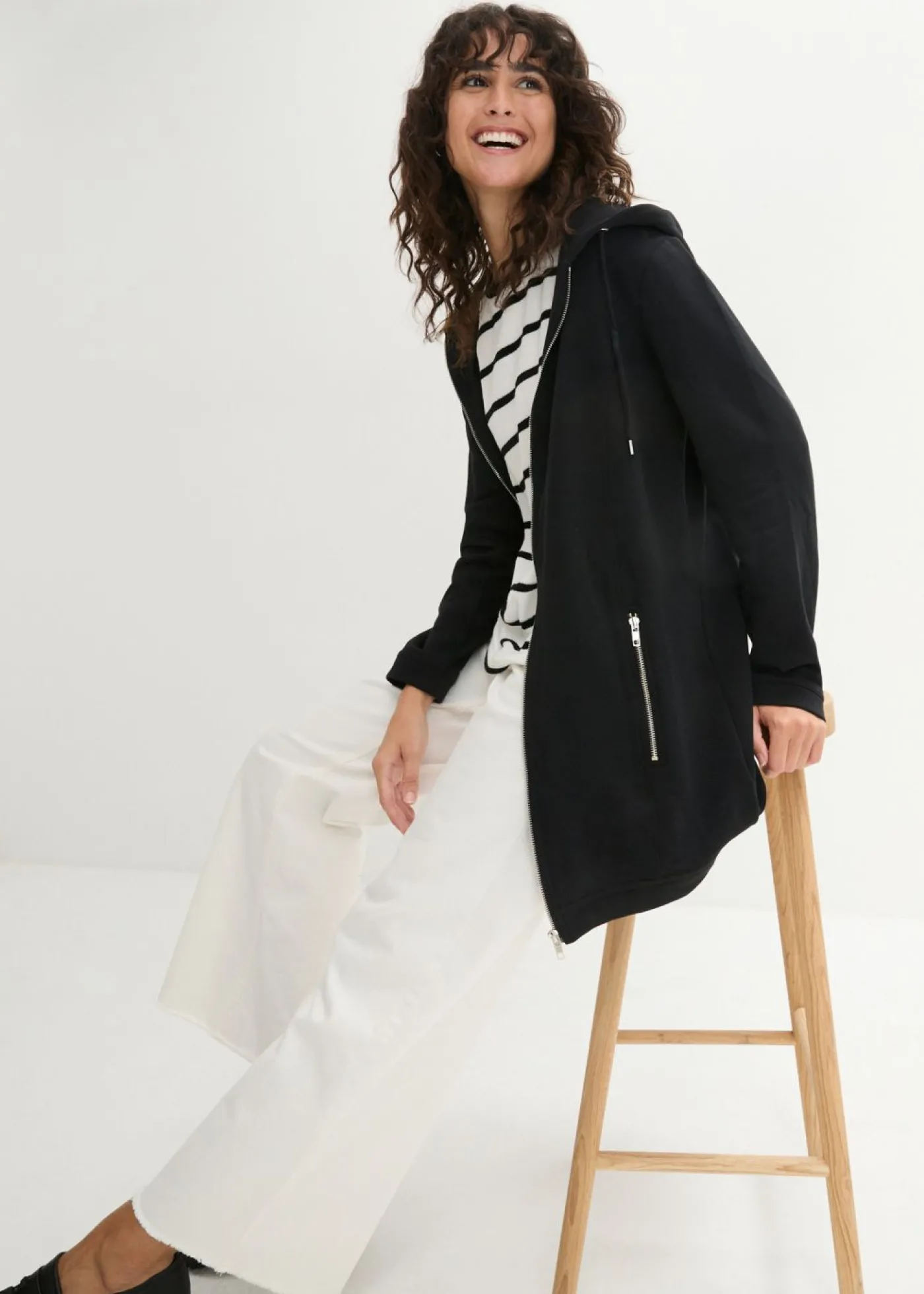 bonprix bonprix Chaqueta de chándal larga con bolsillos con cremallera Negro New