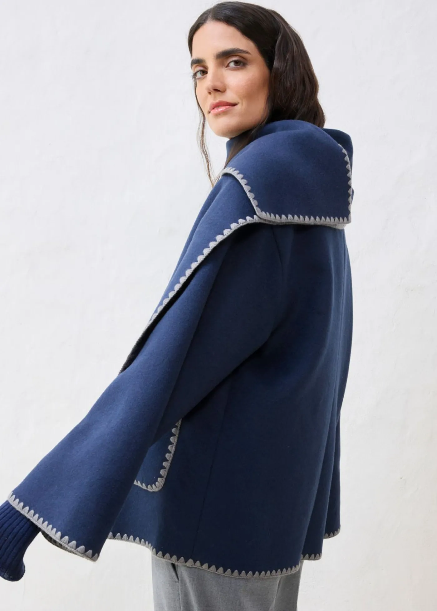 bonprix bonprix Chaqueta de lana con bordado decorativo (conjunto de 2 piezas con bufanda) Azul marino