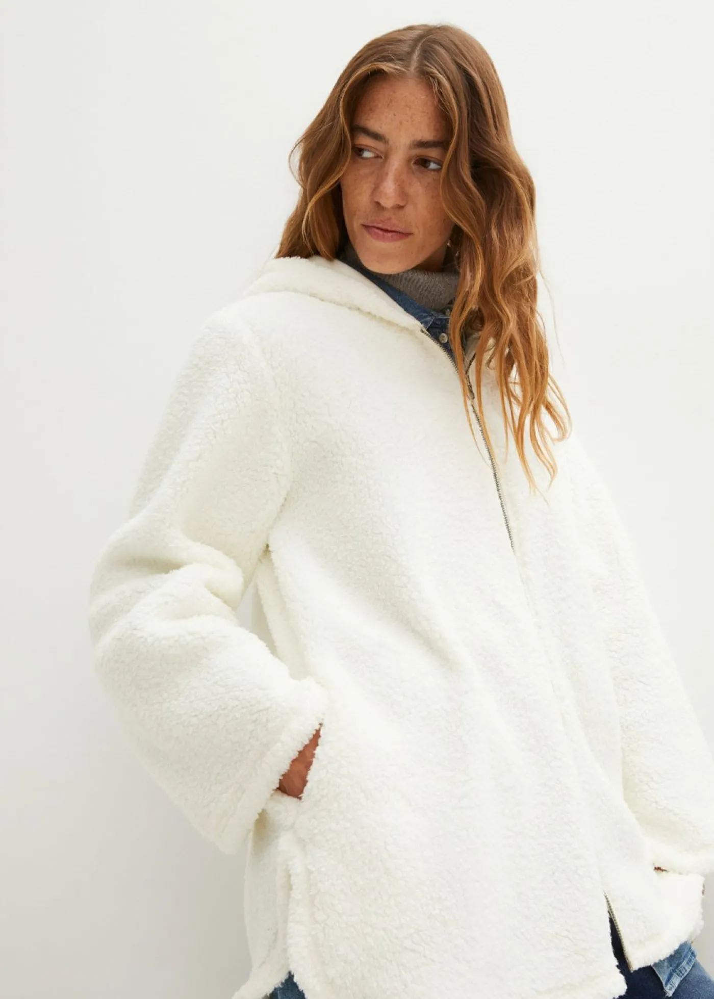 bonprix bonprix Chaqueta de peluche, corte en A, con aberturas laterales Blanco lana Discount