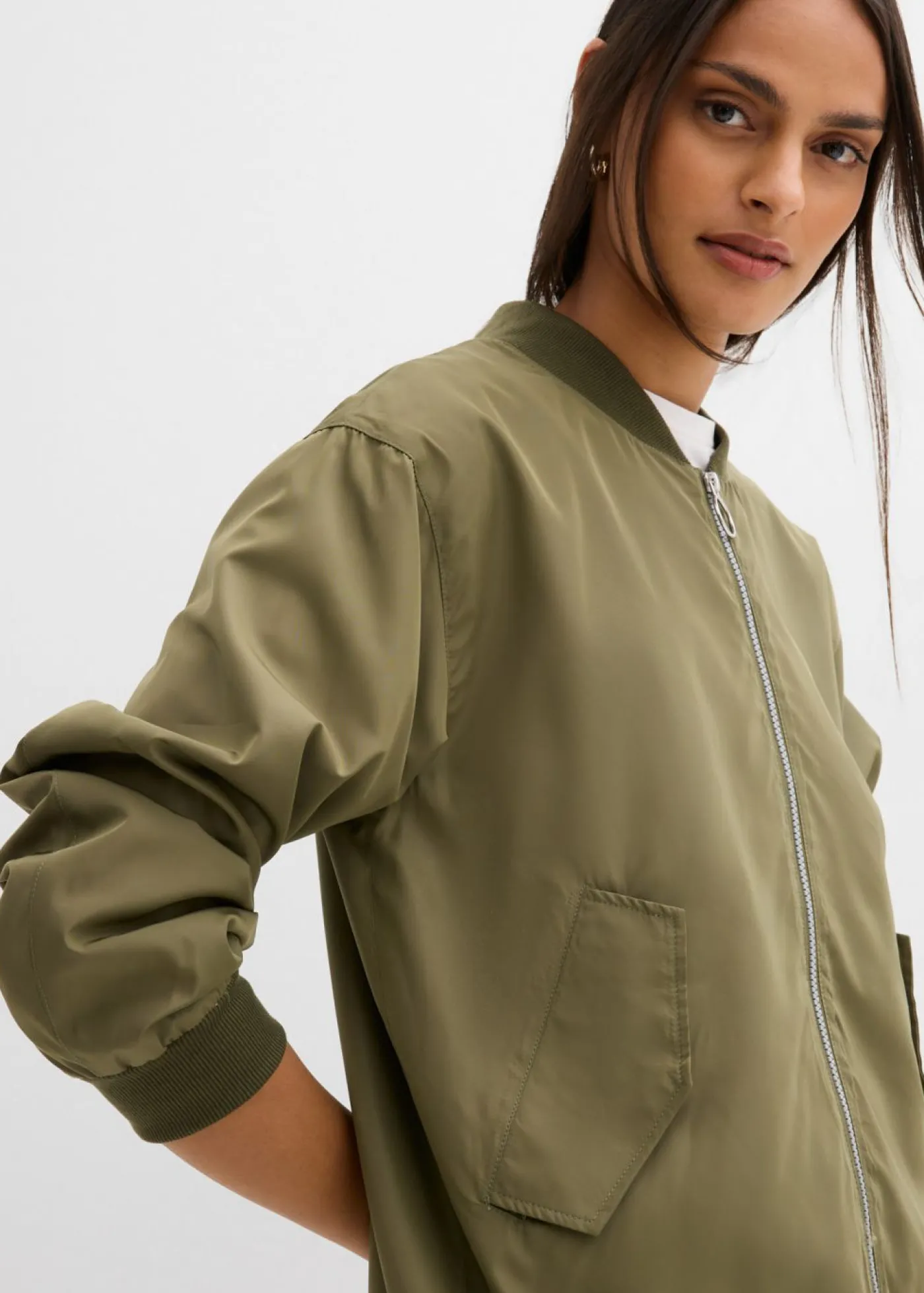 bonprix bonprix Chaqueta de piloto ancha con forro de leopardo Verde oliva oscuro Outlet