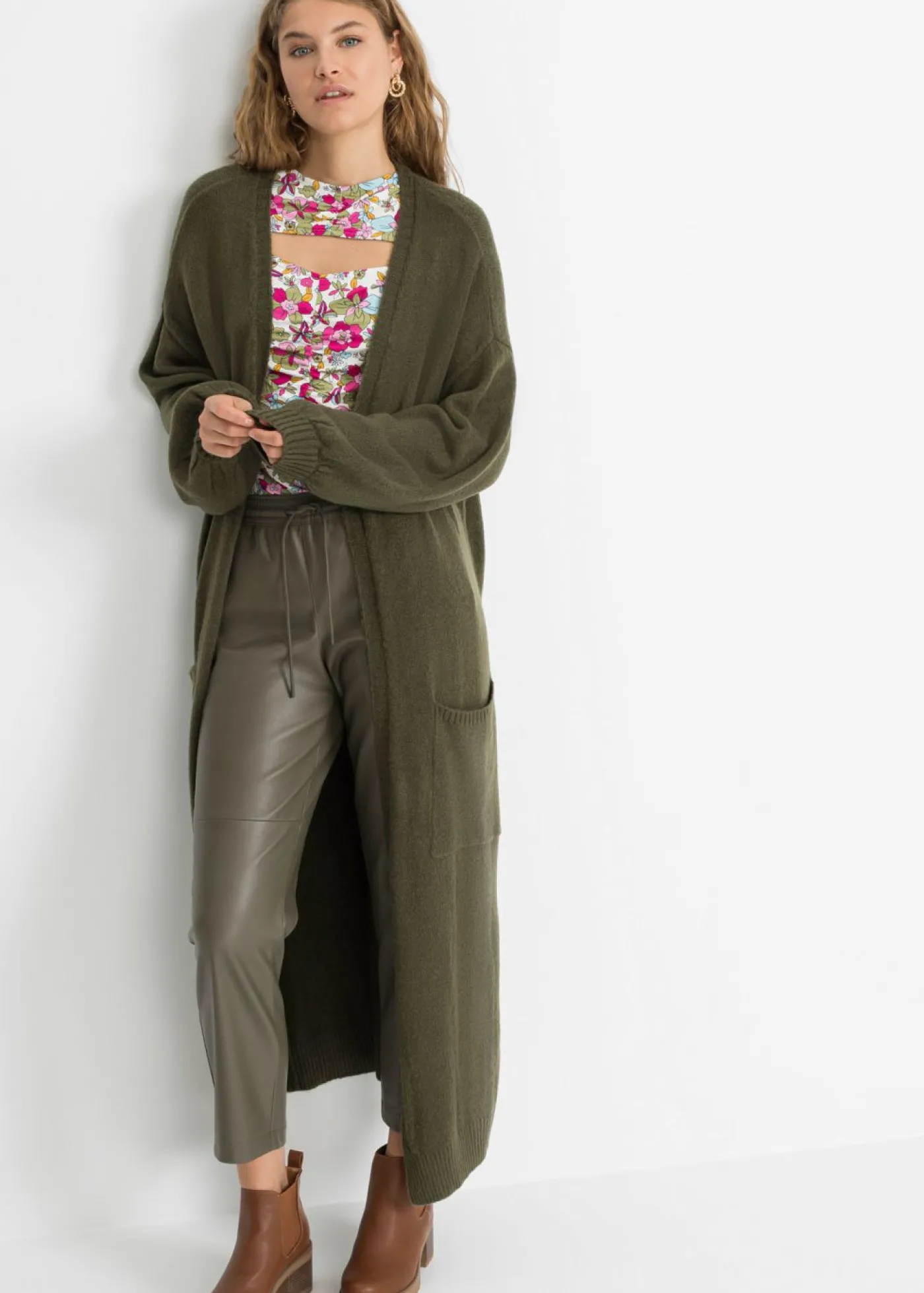 bonprix bonprix Chaqueta de punto holgada de largo midi Verde oliva oscuro New