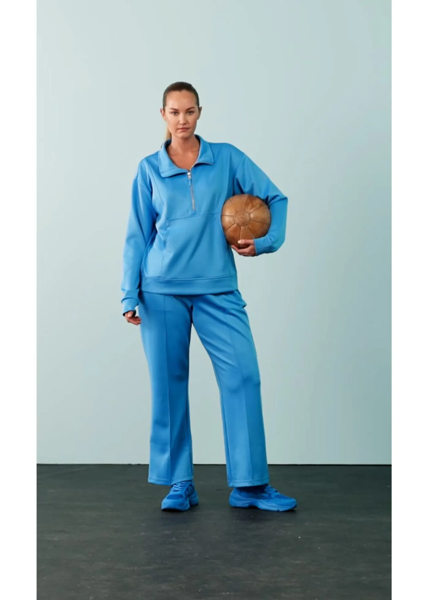 bonprix bonprix Chaqueta deportiva con cuello alto azul brillante Outlet