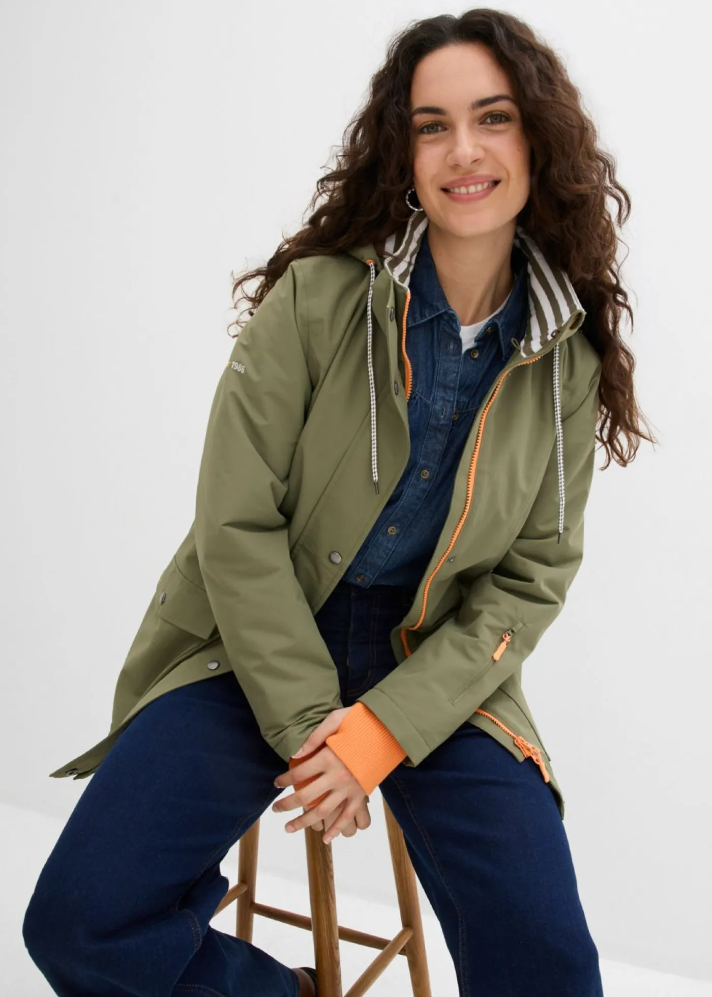 bonprix bonprix Chaqueta funcional impermeable de entretiempo Verde oliva Hot