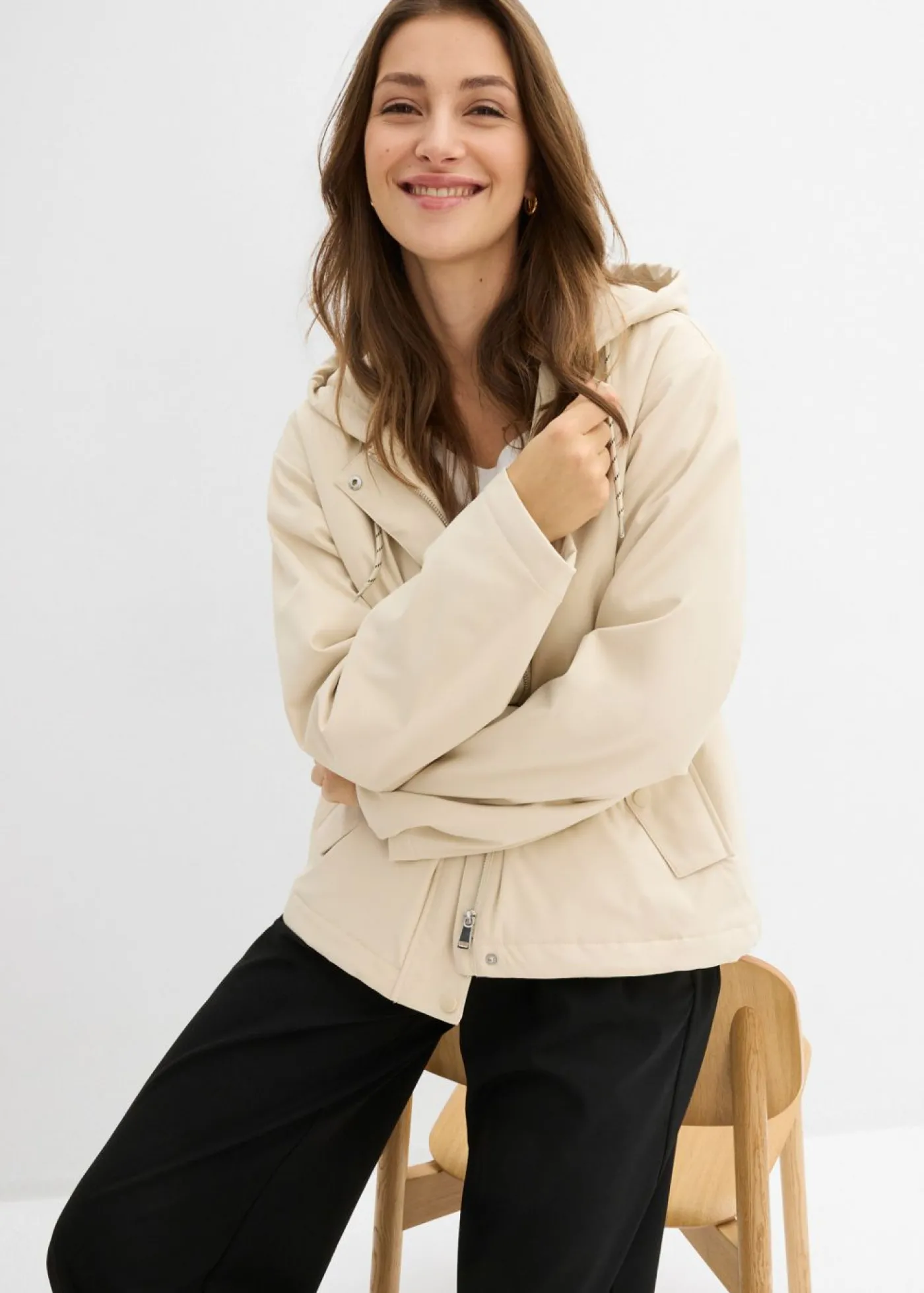 bonprix bonprix Chaqueta funcional ligeramente acolchada de material repelente al agua Arena claro Hot