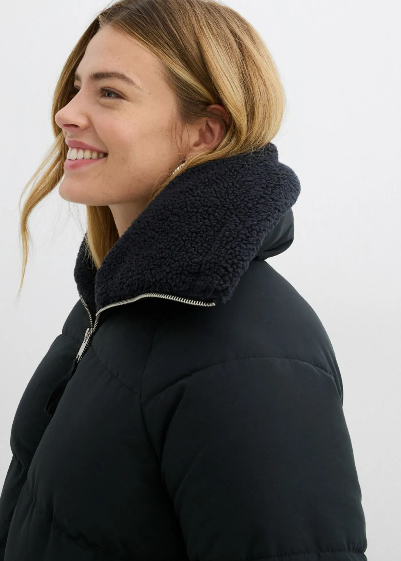 bonprix bonprix Chaqueta guateada con cuello de pelo Negro Discount