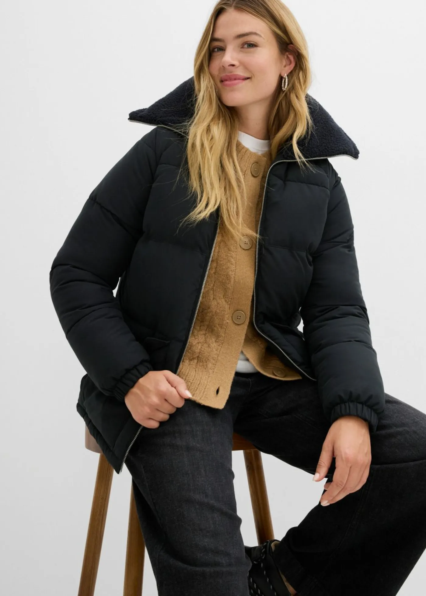 bonprix bonprix Chaqueta guateada con cuello de pelo Negro Discount