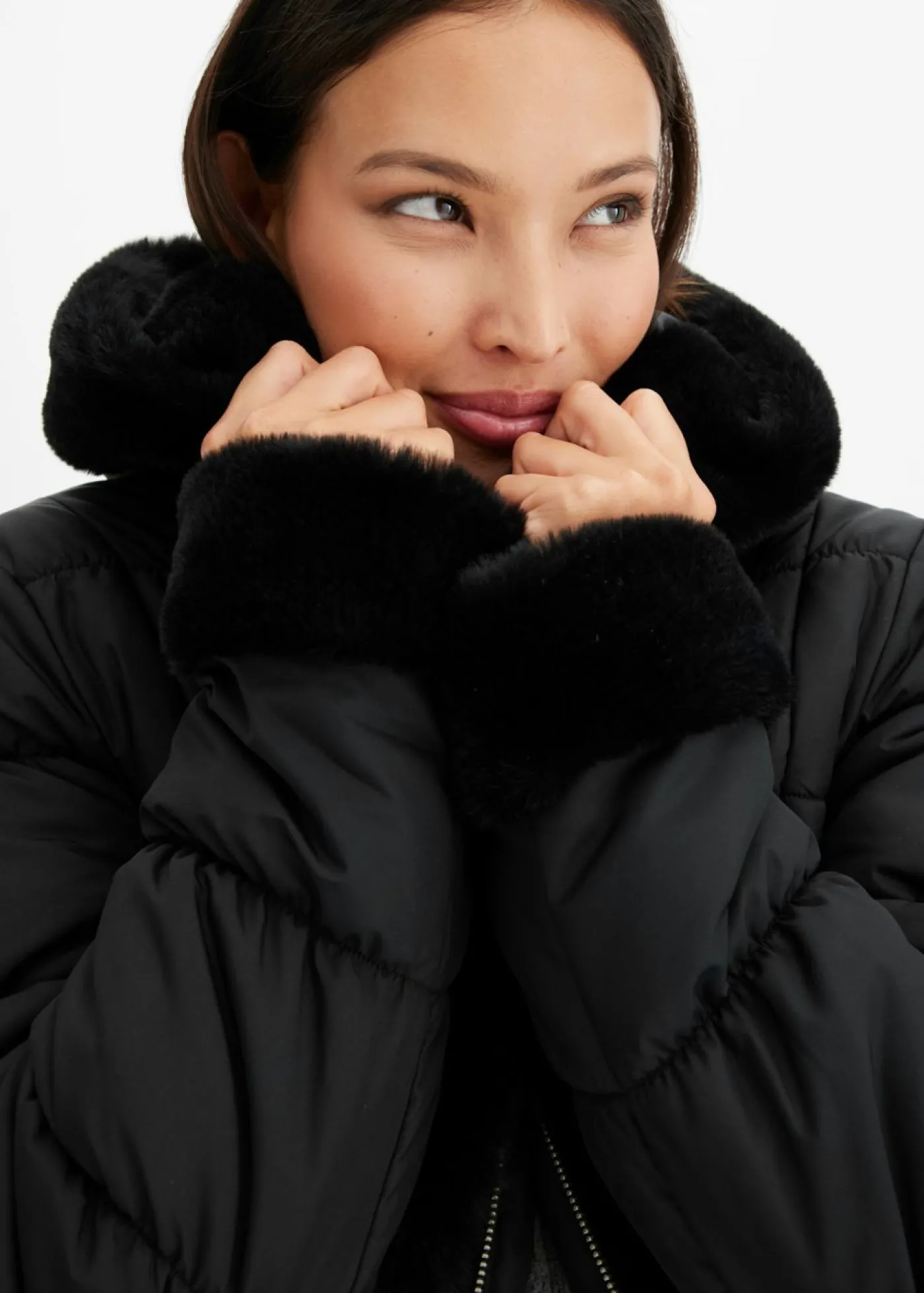 bonprix bonprix Chaqueta guateada con pelo sintético Negro Hot