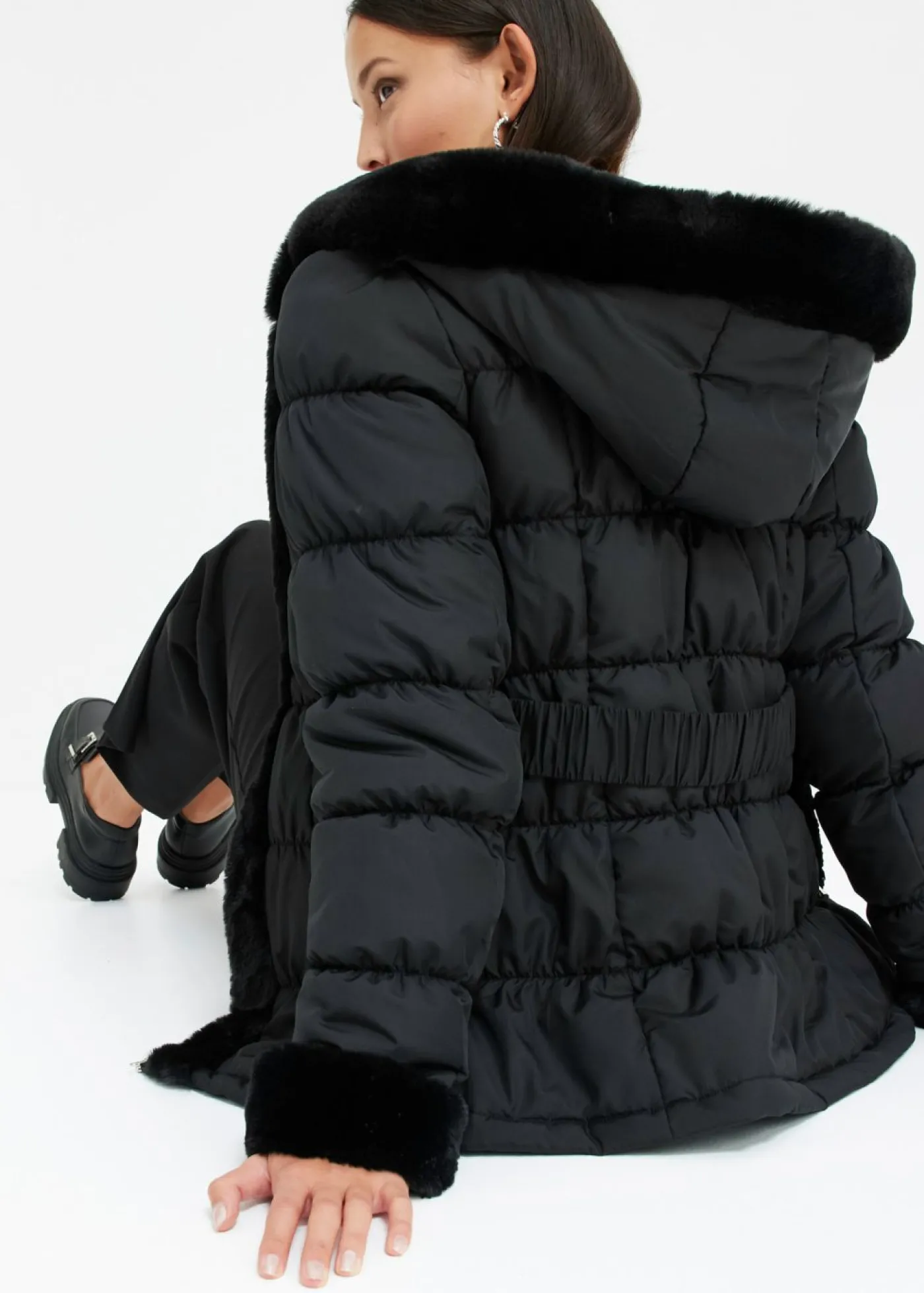 bonprix bonprix Chaqueta guateada con pelo sintético Negro Hot