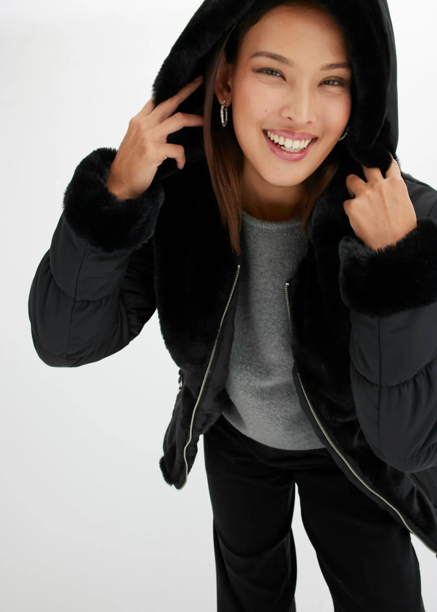 bonprix bonprix Chaqueta guateada con pelo sintético Negro Hot