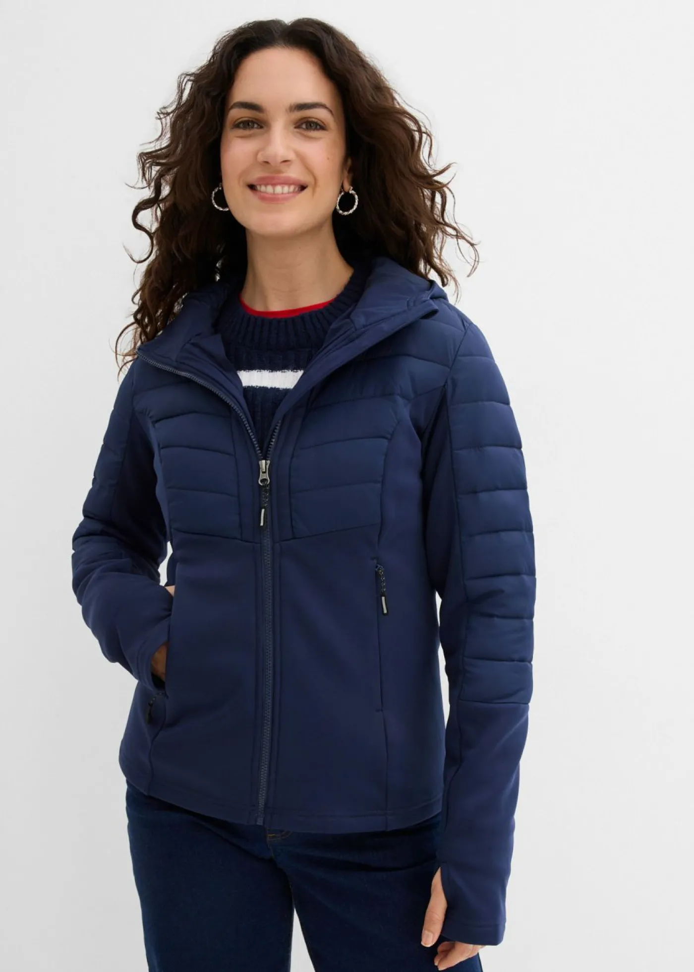 bonprix bonprix Chaqueta híbrida repelente al agua con inserciones acolchadas y de softshell Azul marino Clearance