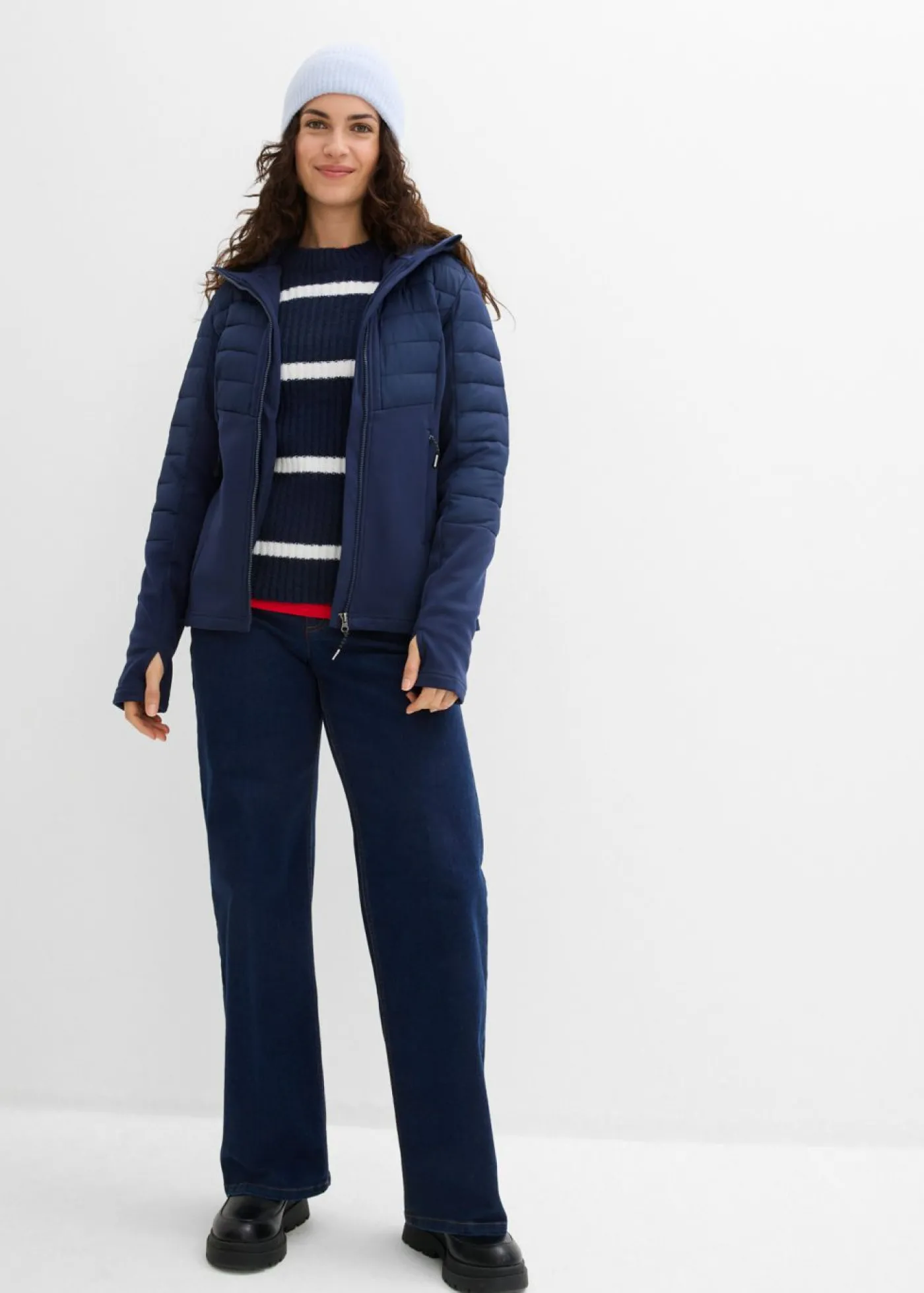 bonprix bonprix Chaqueta híbrida repelente al agua con inserciones acolchadas y de softshell Azul marino Clearance