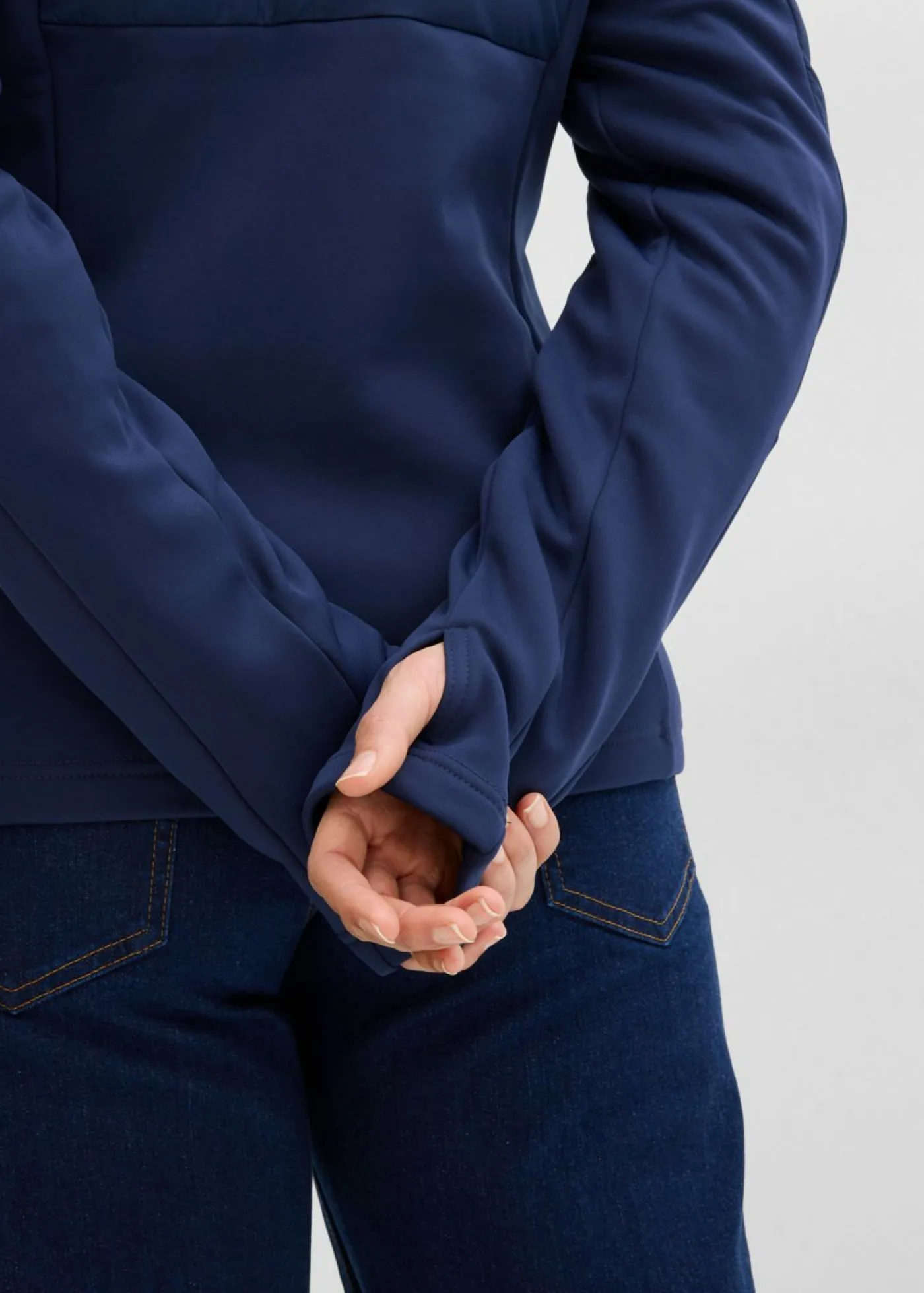 bonprix bonprix Chaqueta híbrida repelente al agua con inserciones acolchadas y de softshell Azul marino Clearance