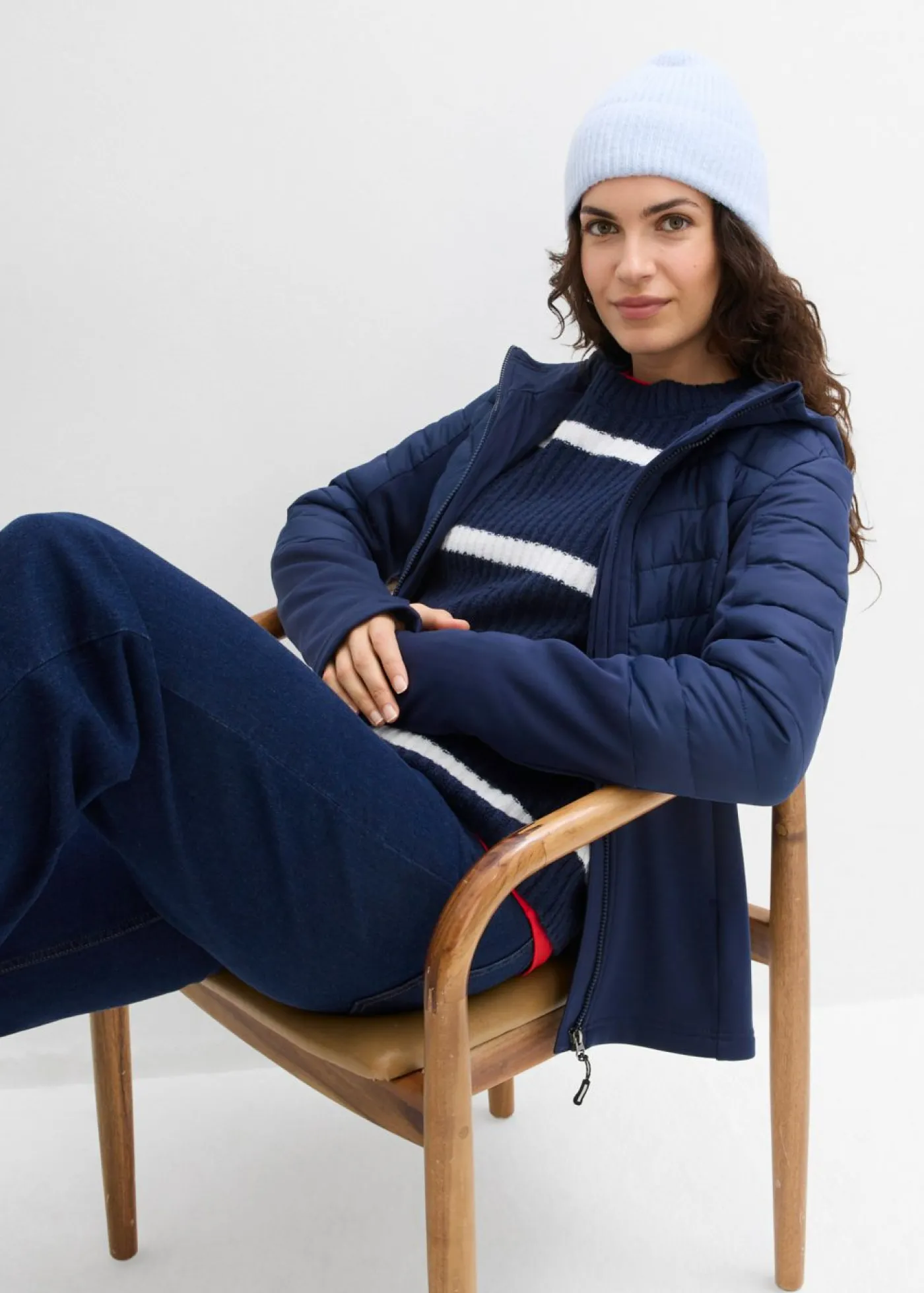 bonprix bonprix Chaqueta híbrida repelente al agua con inserciones acolchadas y de softshell Azul marino Clearance