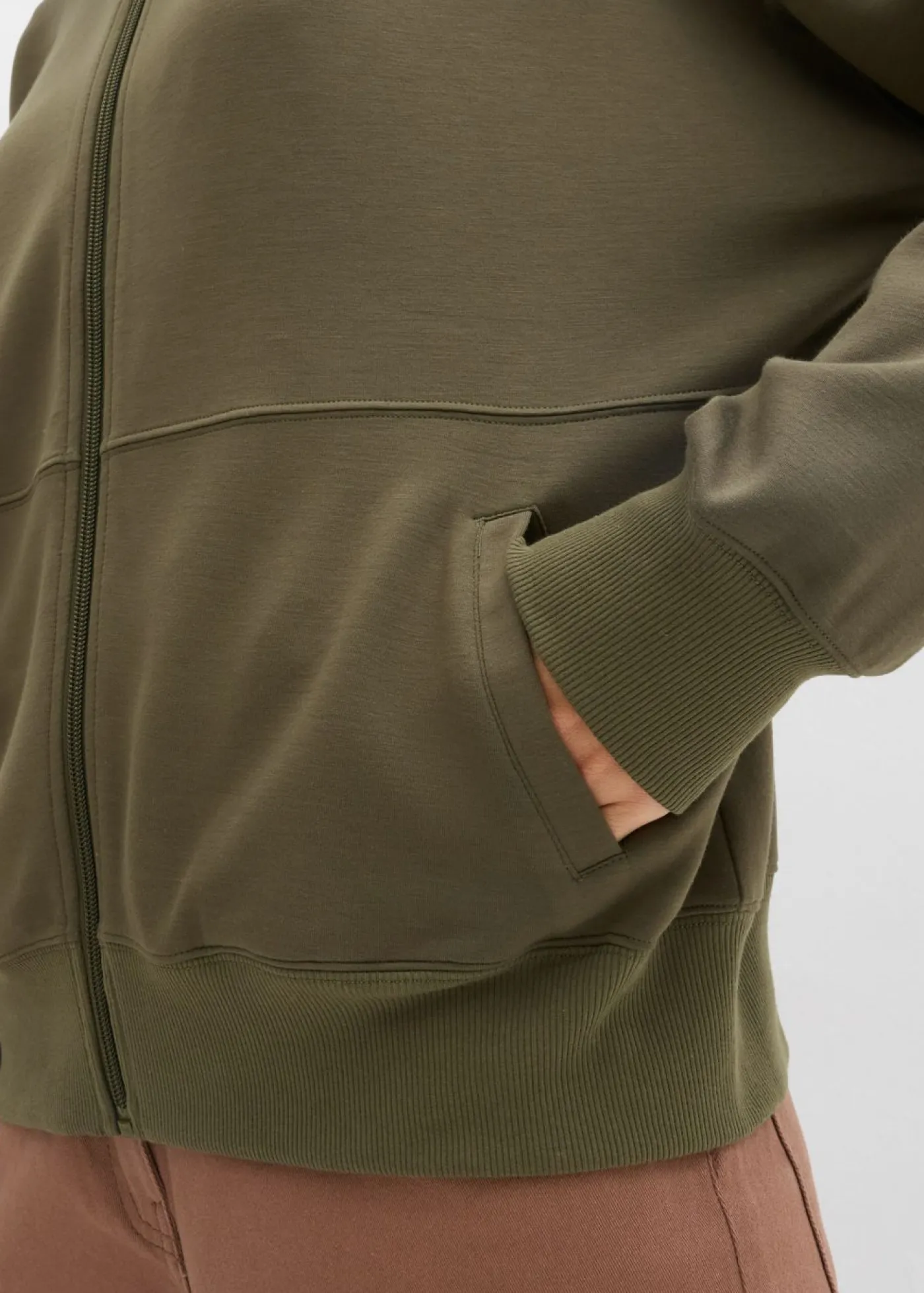 bonprix bonprix Chaqueta holgada de chándal de neopreno Verde oliva oscuro