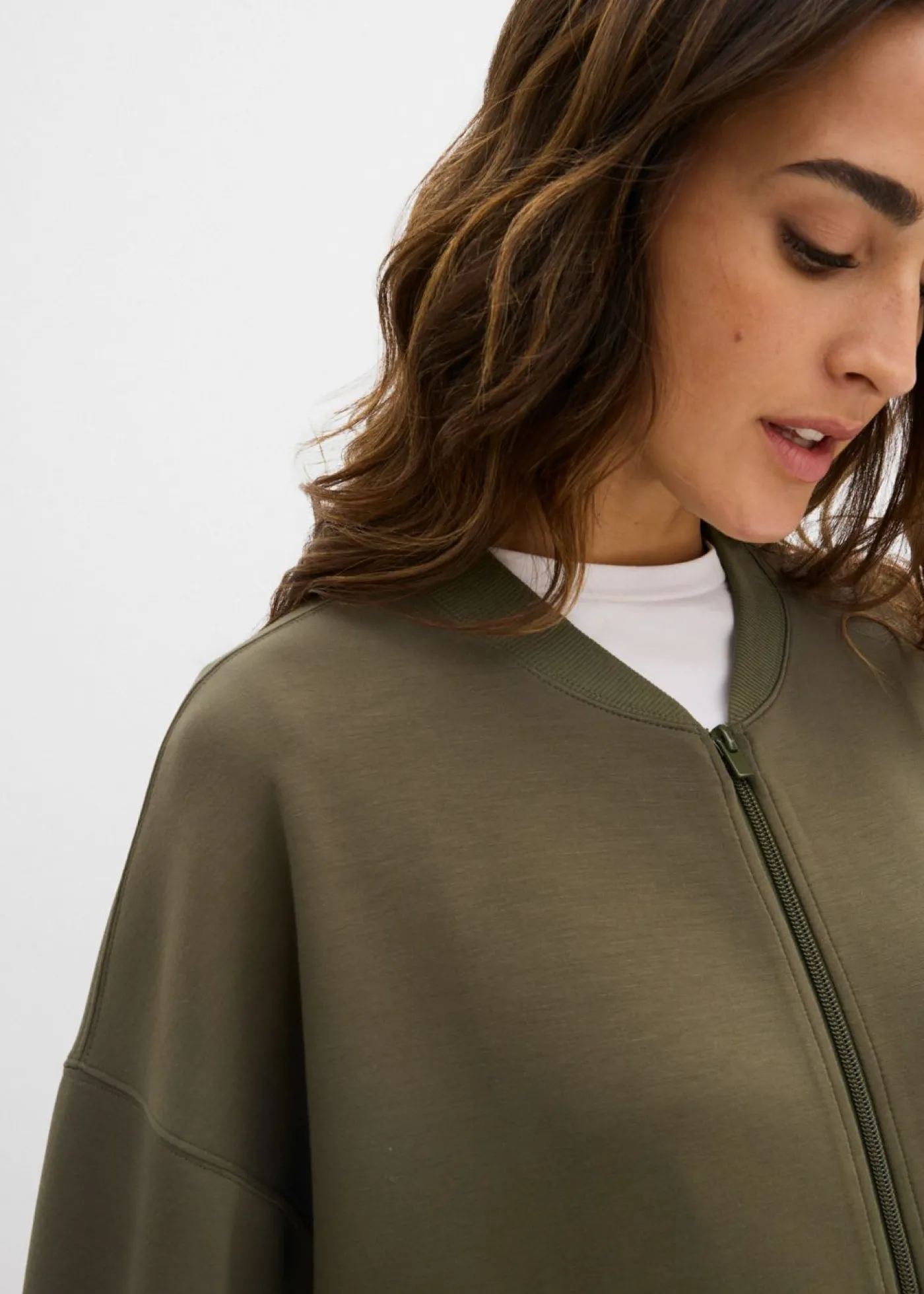 bonprix bonprix Chaqueta holgada de chándal de neopreno Verde oliva oscuro
