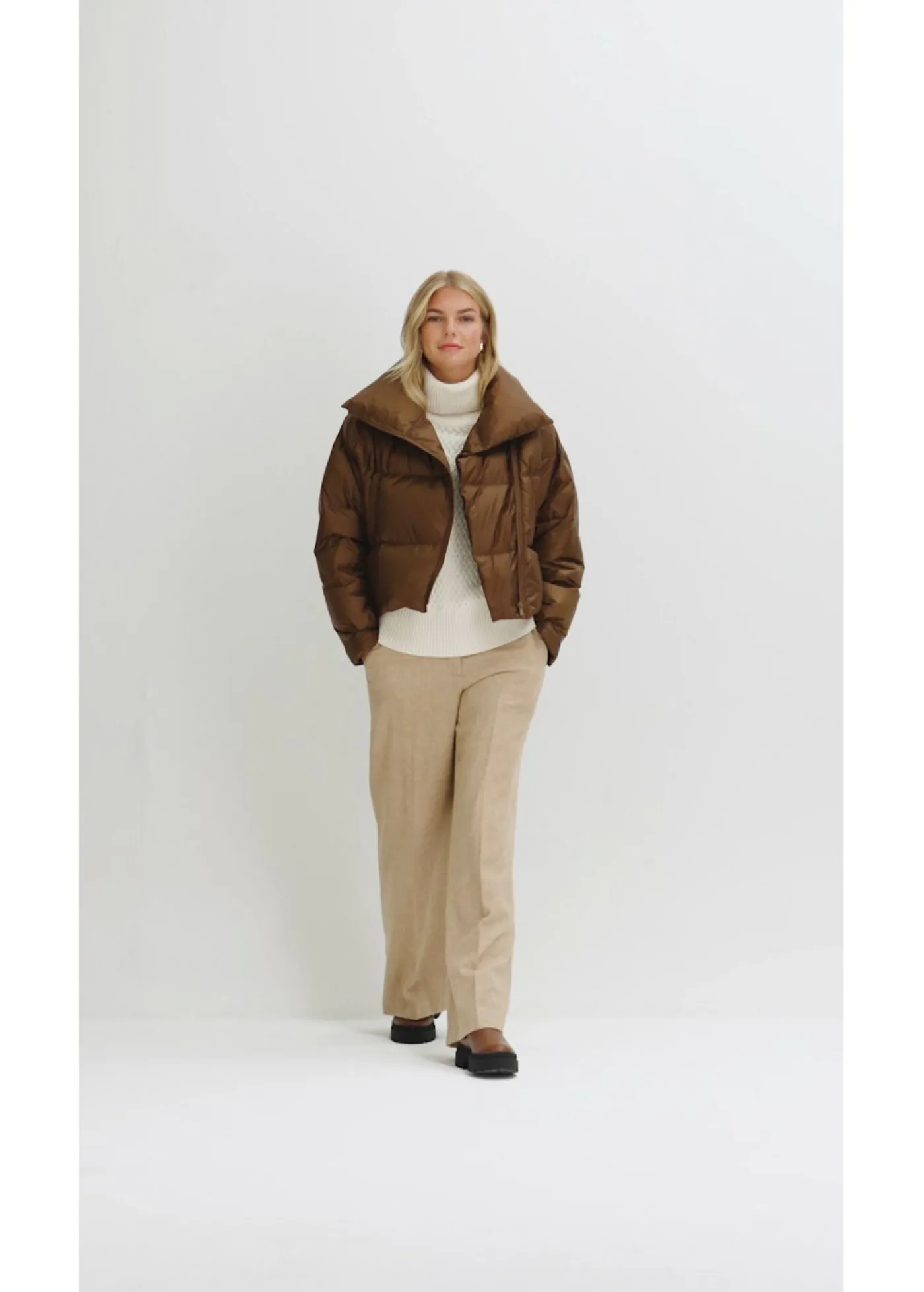 bonprix bonprix Chaqueta impermeable con plumón reciclado marrón pimienta New