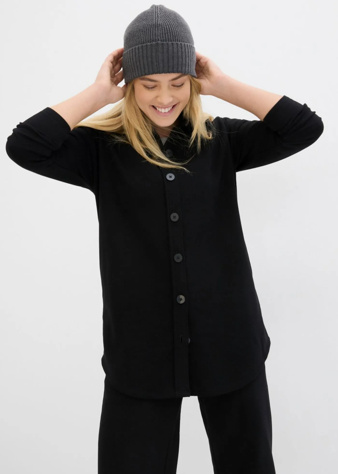 bonprix bonprix Chaqueta larga de chándal con bolsillos Negro Hot