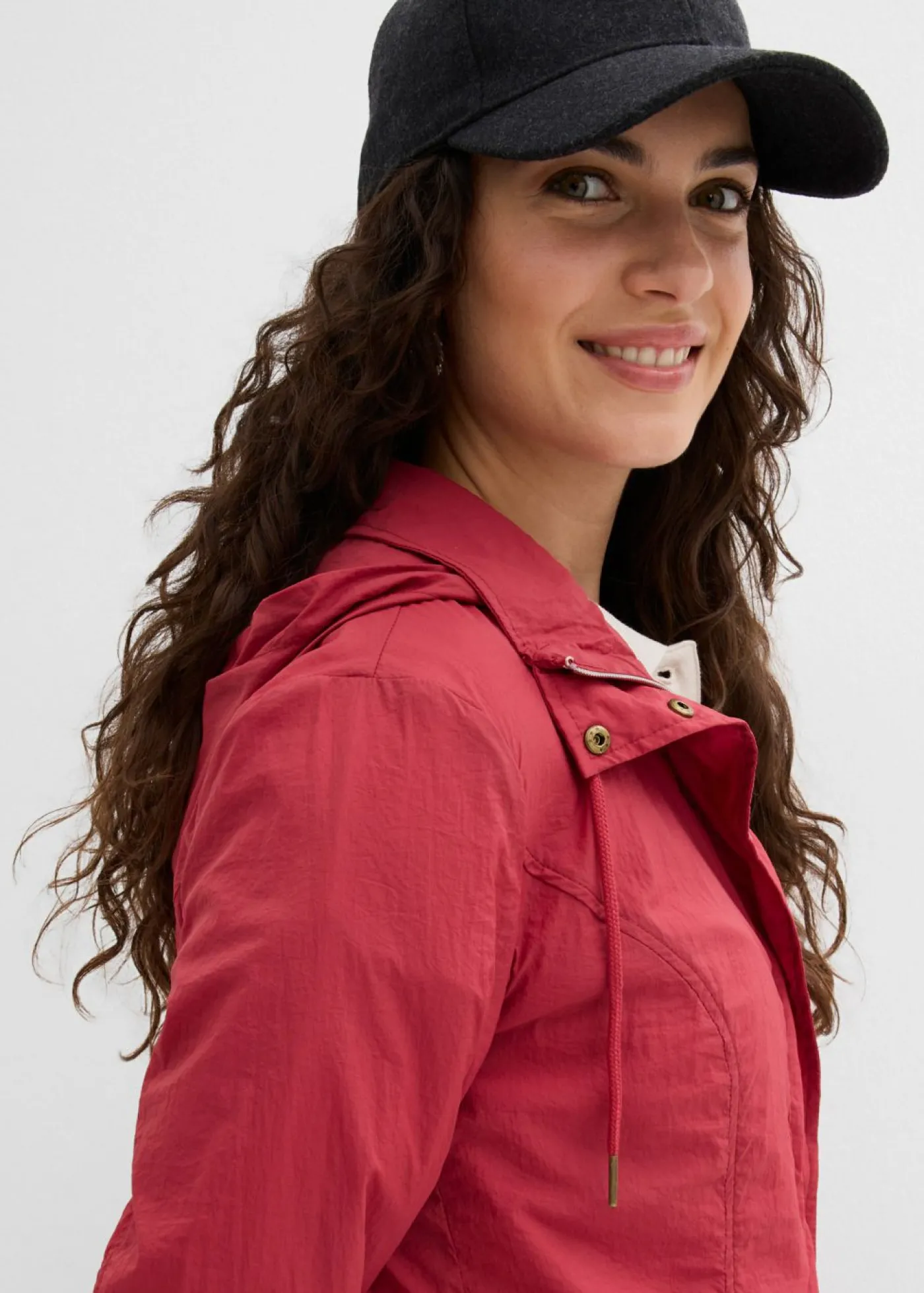 bonprix bonprix Chaqueta ligera de entretiempo con capucha Cereza Sale