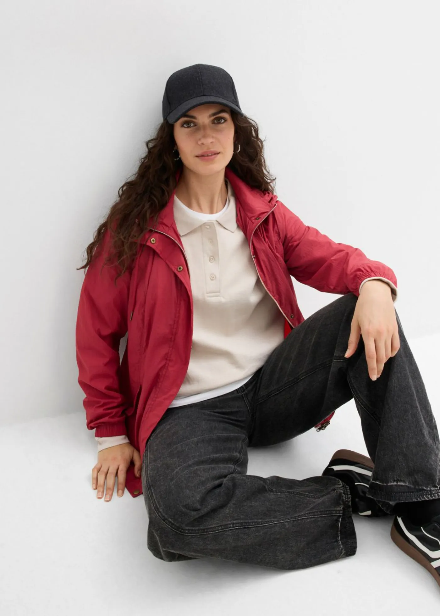 bonprix bonprix Chaqueta ligera de entretiempo con capucha Cereza Sale