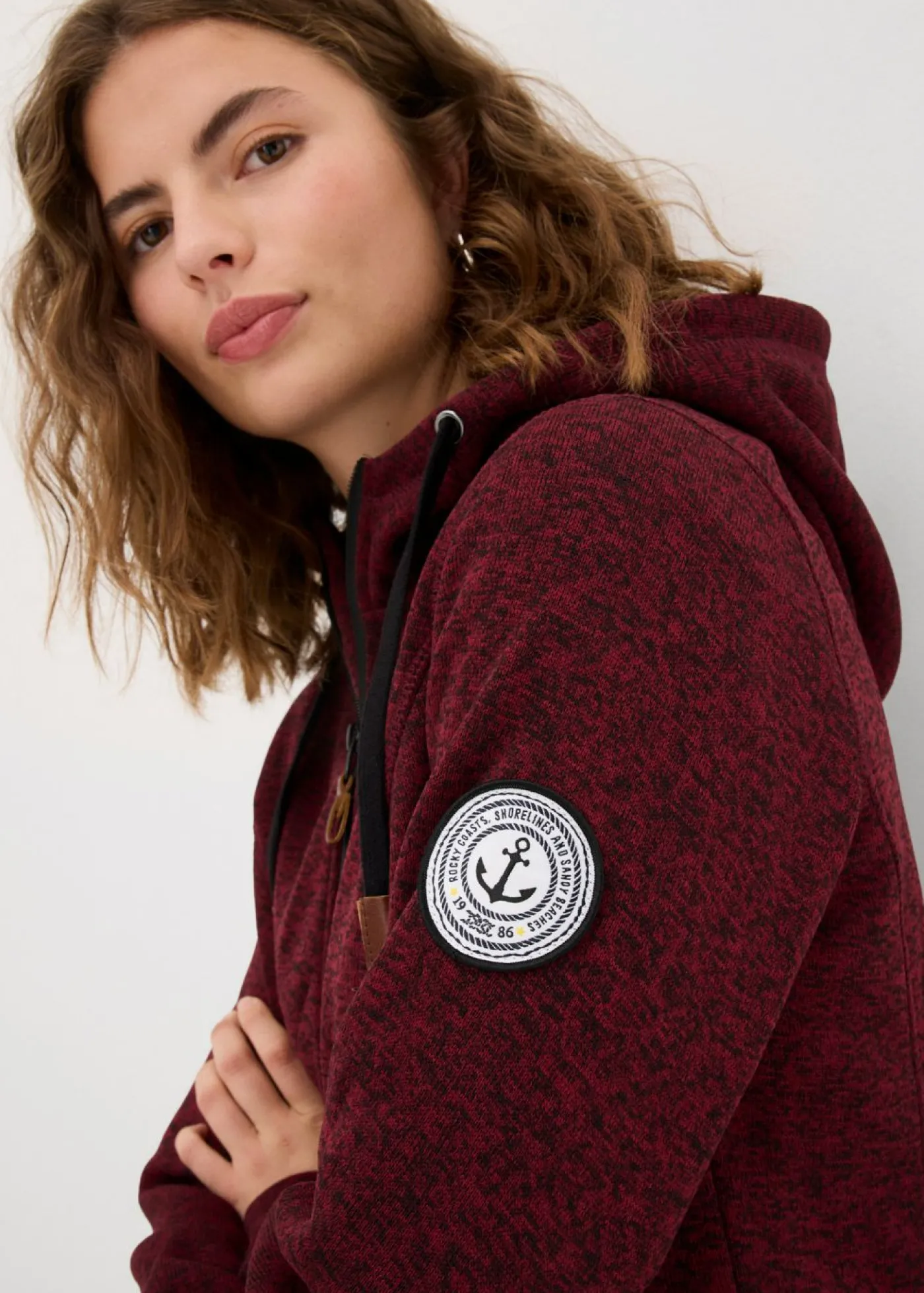 bonprix bonprix Chaqueta polar con capucha burdeos/negro moteado Discount