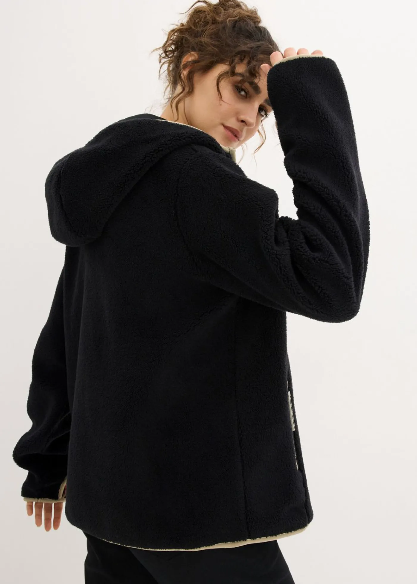 bonprix bonprix Chaqueta polar con capucha Negro Clearance