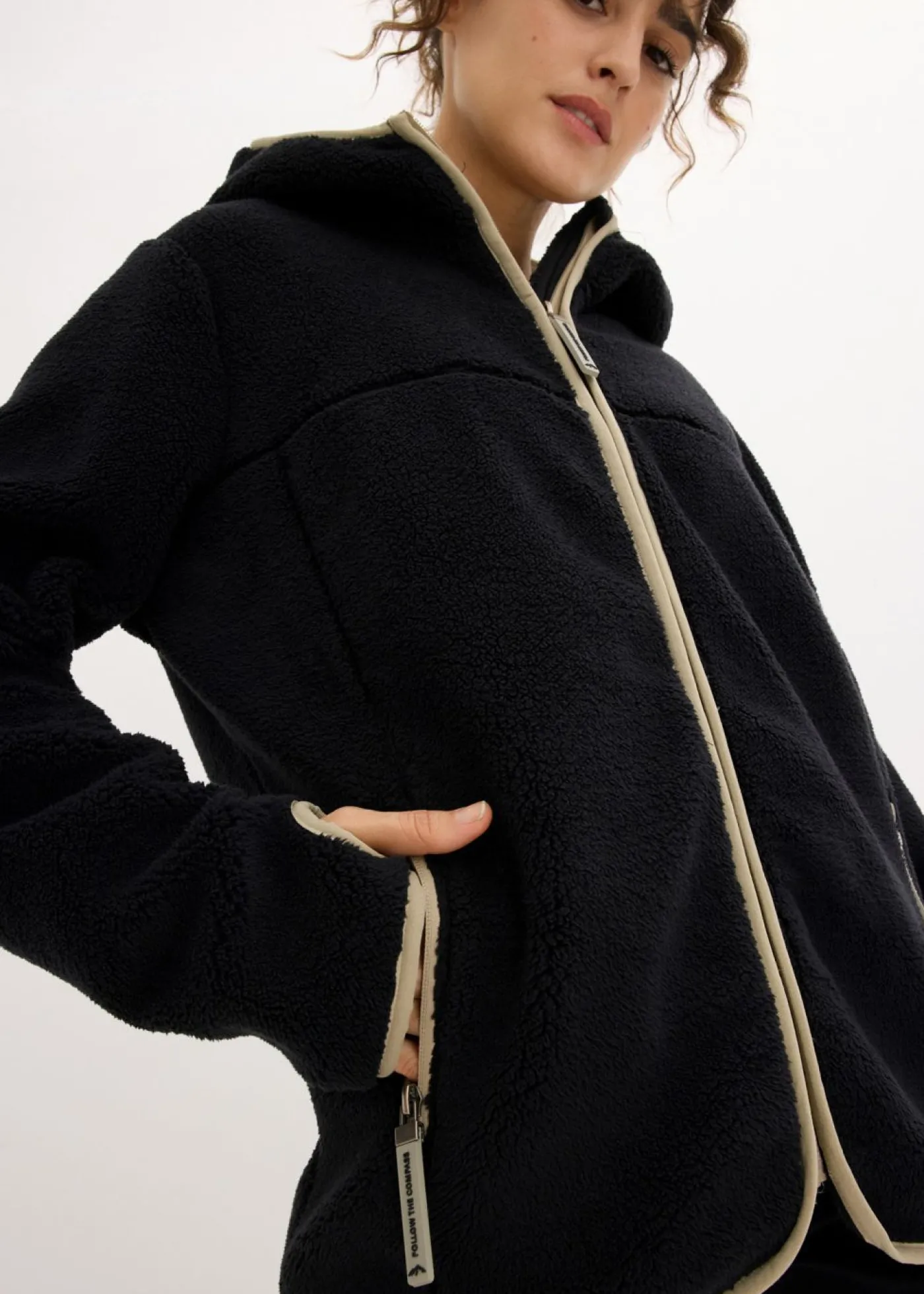 bonprix bonprix Chaqueta polar con capucha Negro Clearance
