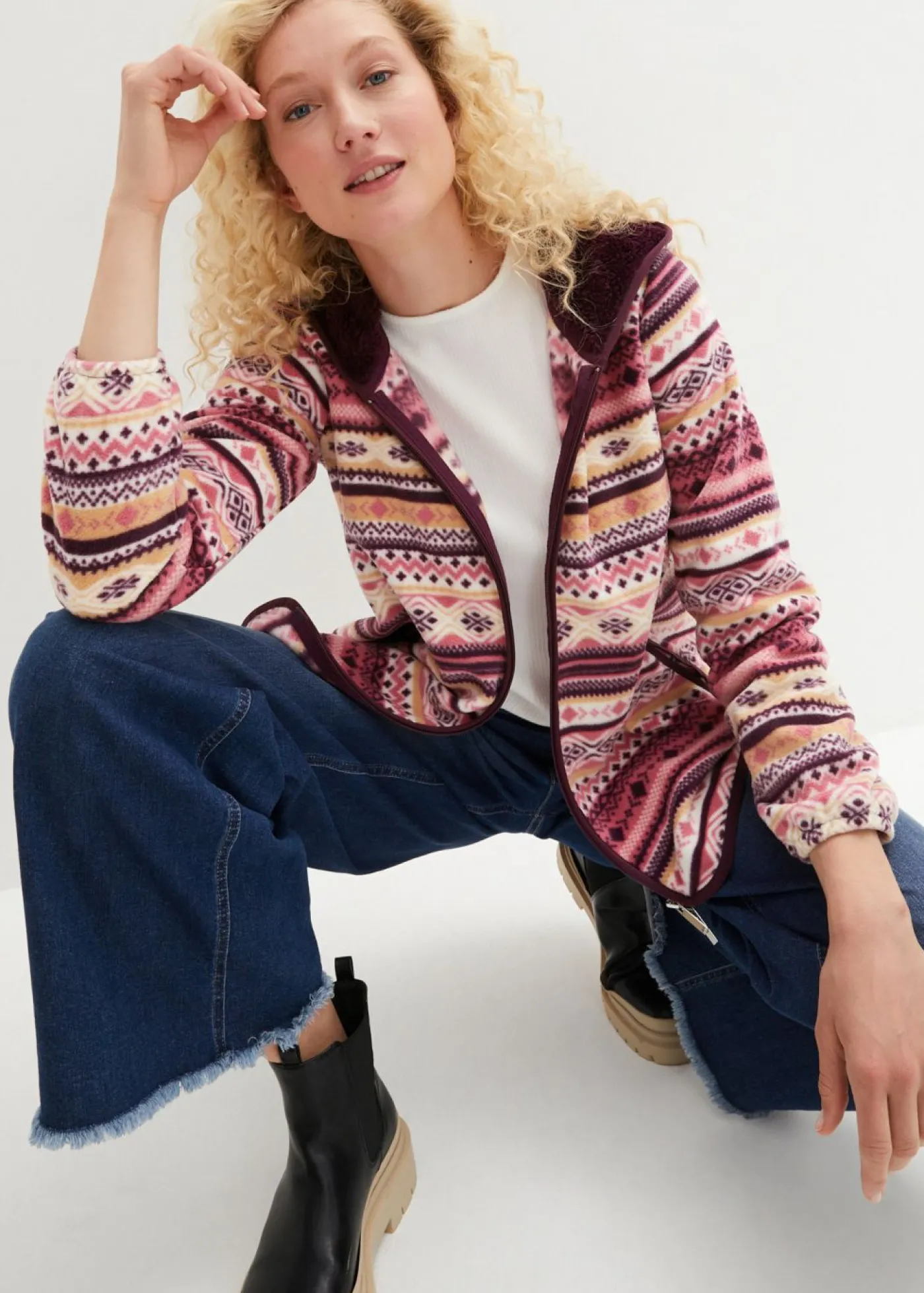 bonprix bonprix Chaqueta polar con capucha y estampado noruego sorbete de frutos rojos