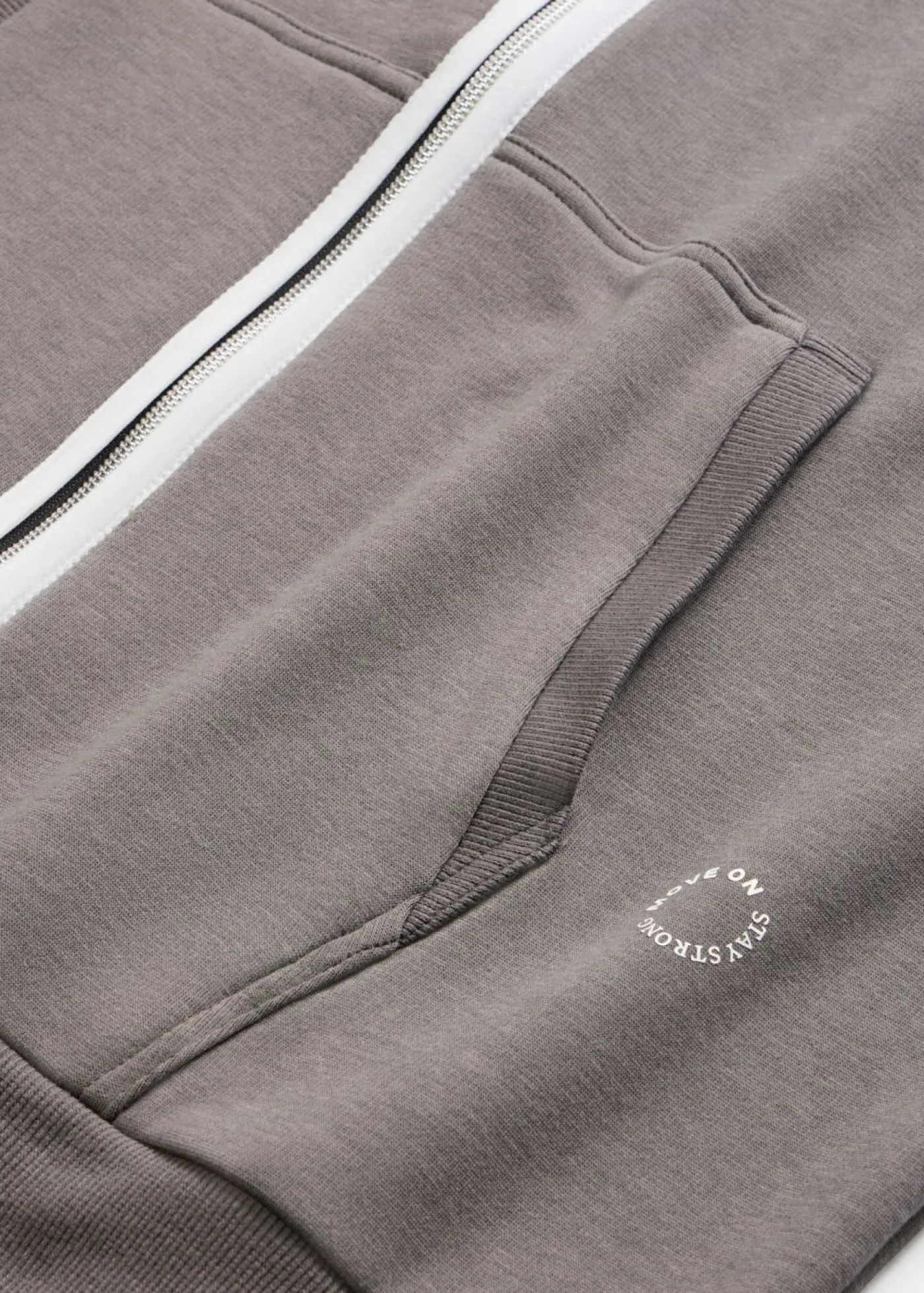 bonprix bonprix Chaqueta térmica de chándal de material de secado rápido con corte ancho Gris granito Outlet