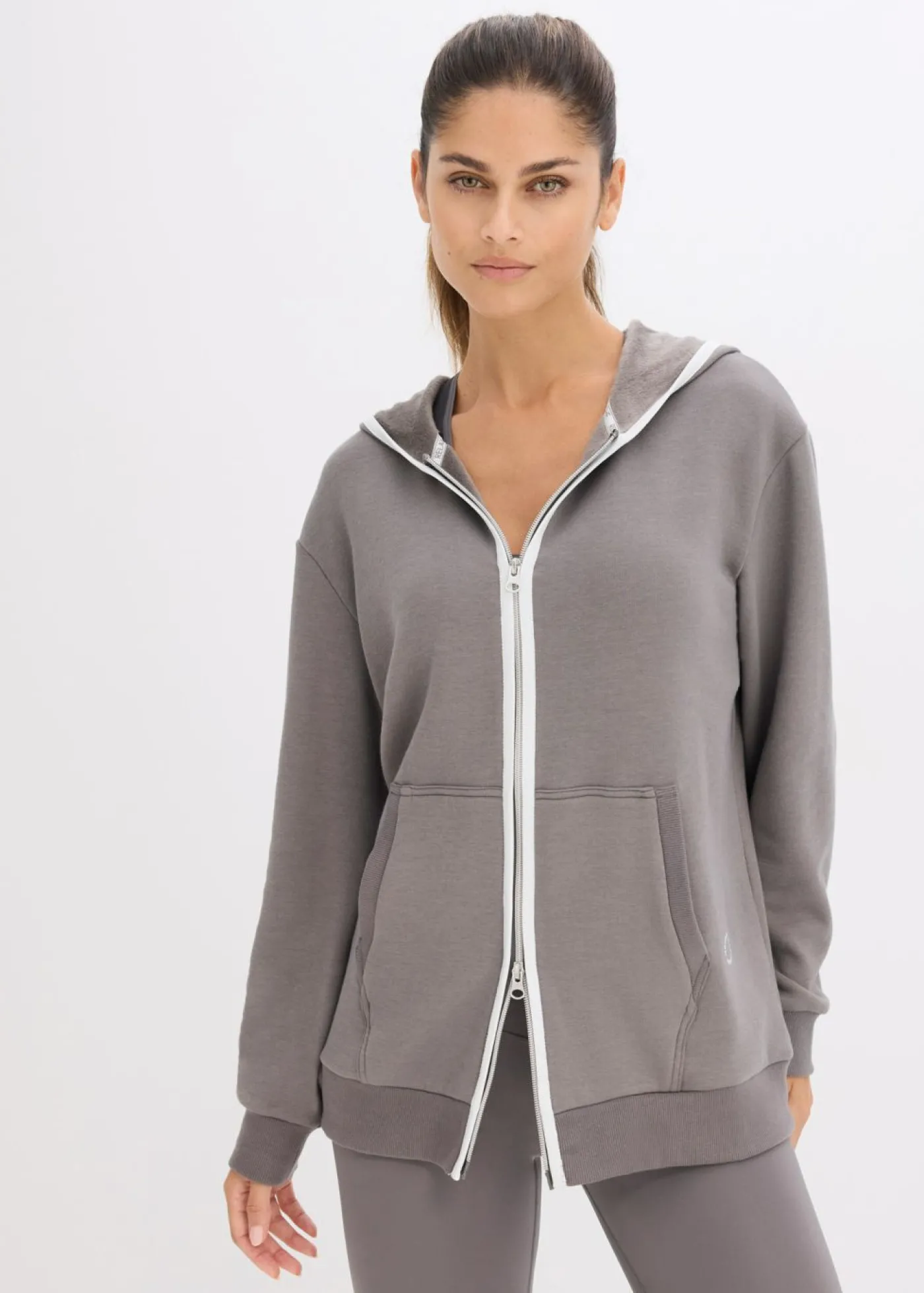 bonprix bonprix Chaqueta térmica de chándal de material de secado rápido con corte ancho Gris granito Outlet