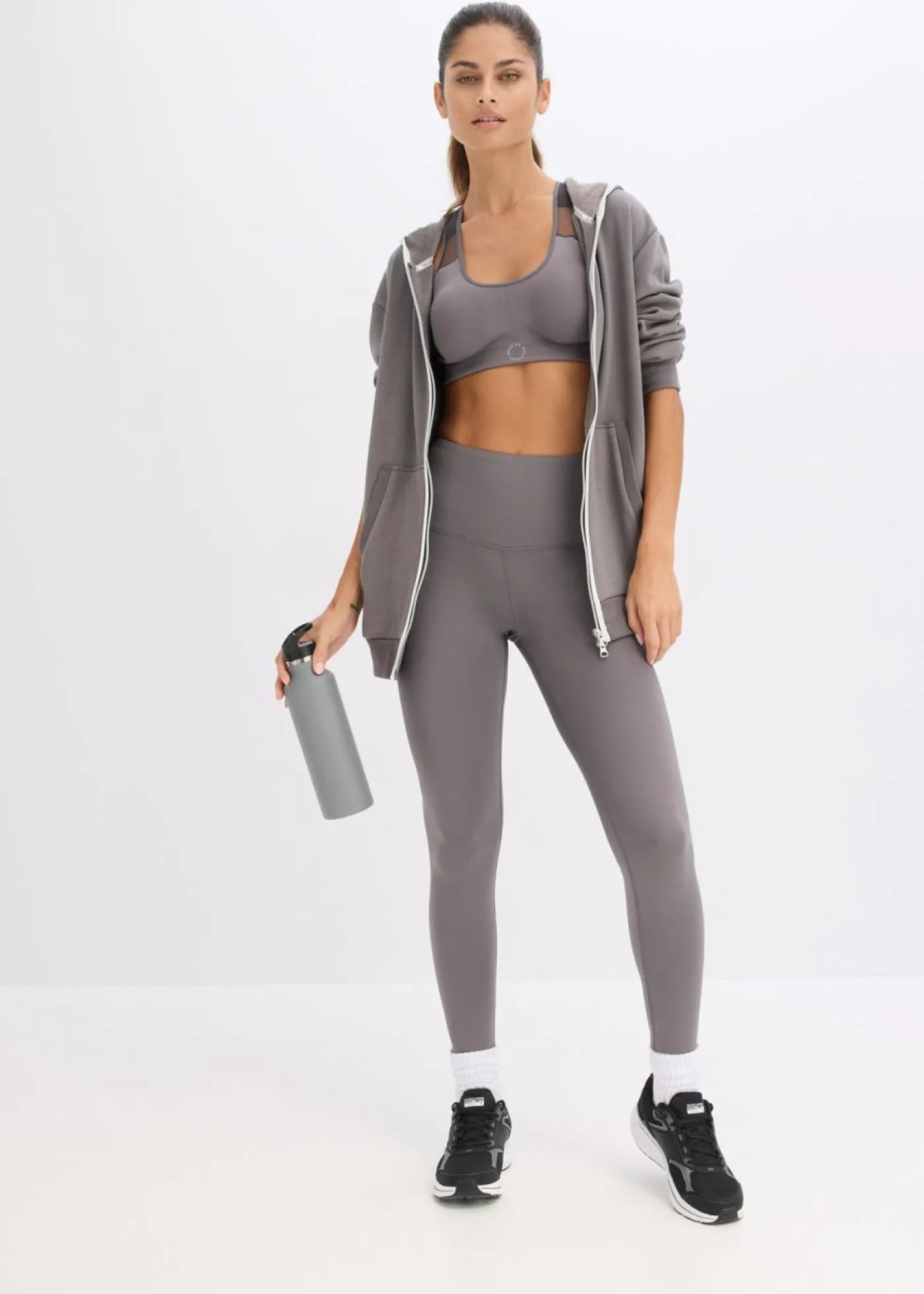 bonprix bonprix Chaqueta térmica de chándal de material de secado rápido con corte ancho Gris granito Outlet