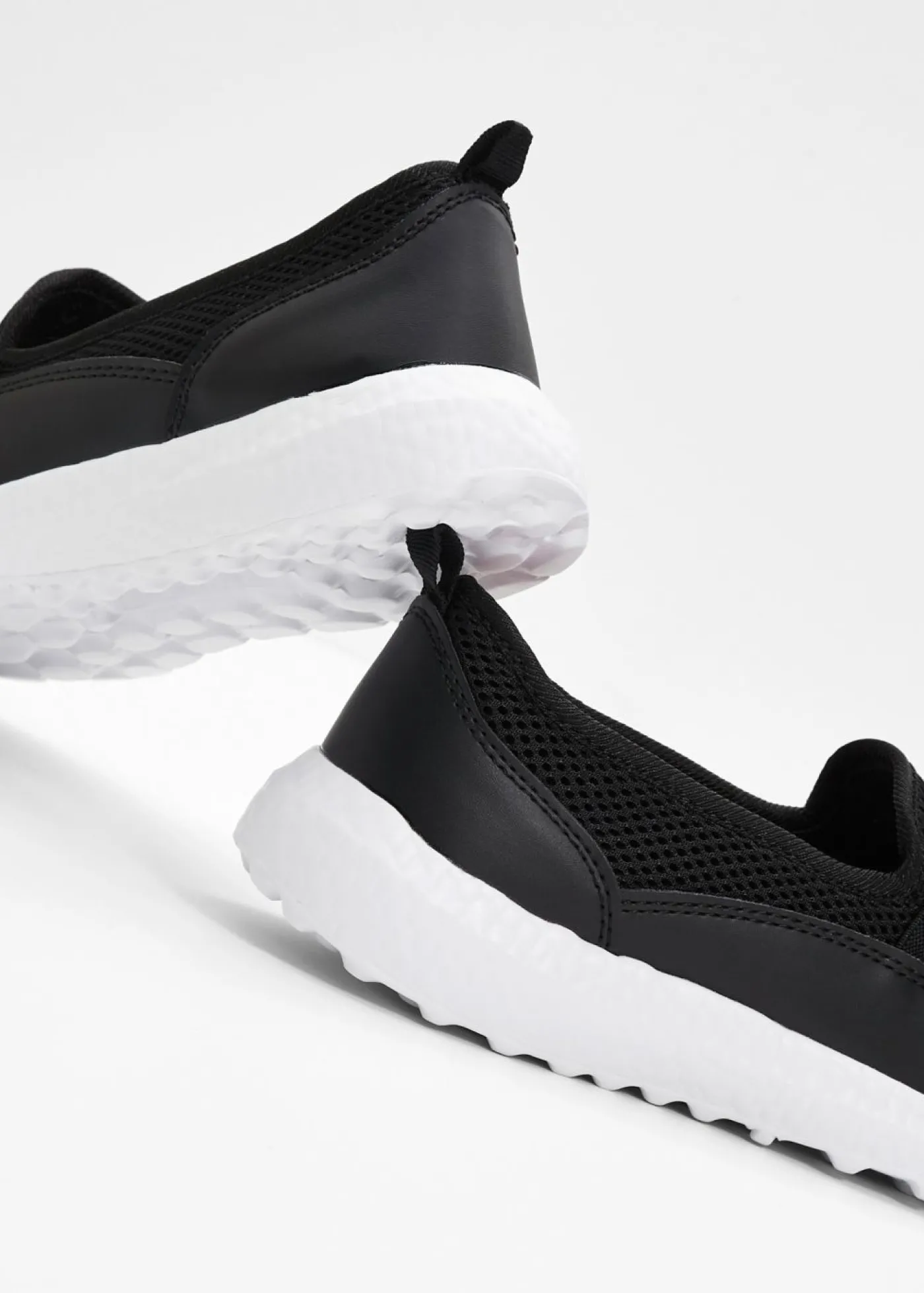 bonprix bonprix Cómodas zapatillas, slip in, con suela fina Negro Discount