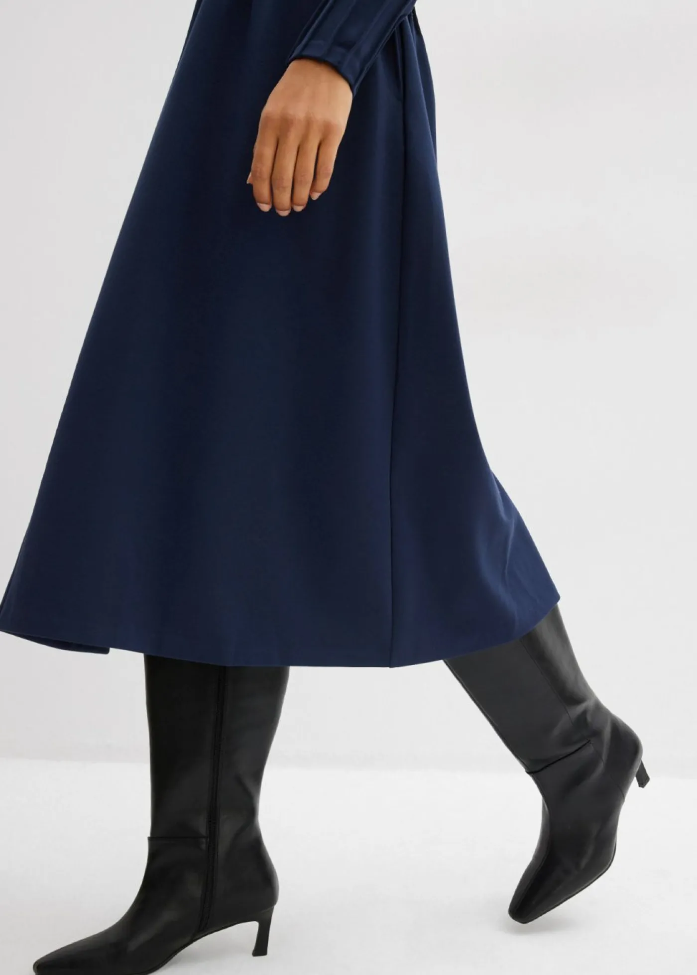 bonprix bonprix Cómodo vestido de mezcla de viscosa con pinzas decorativas Azul marino Clearance