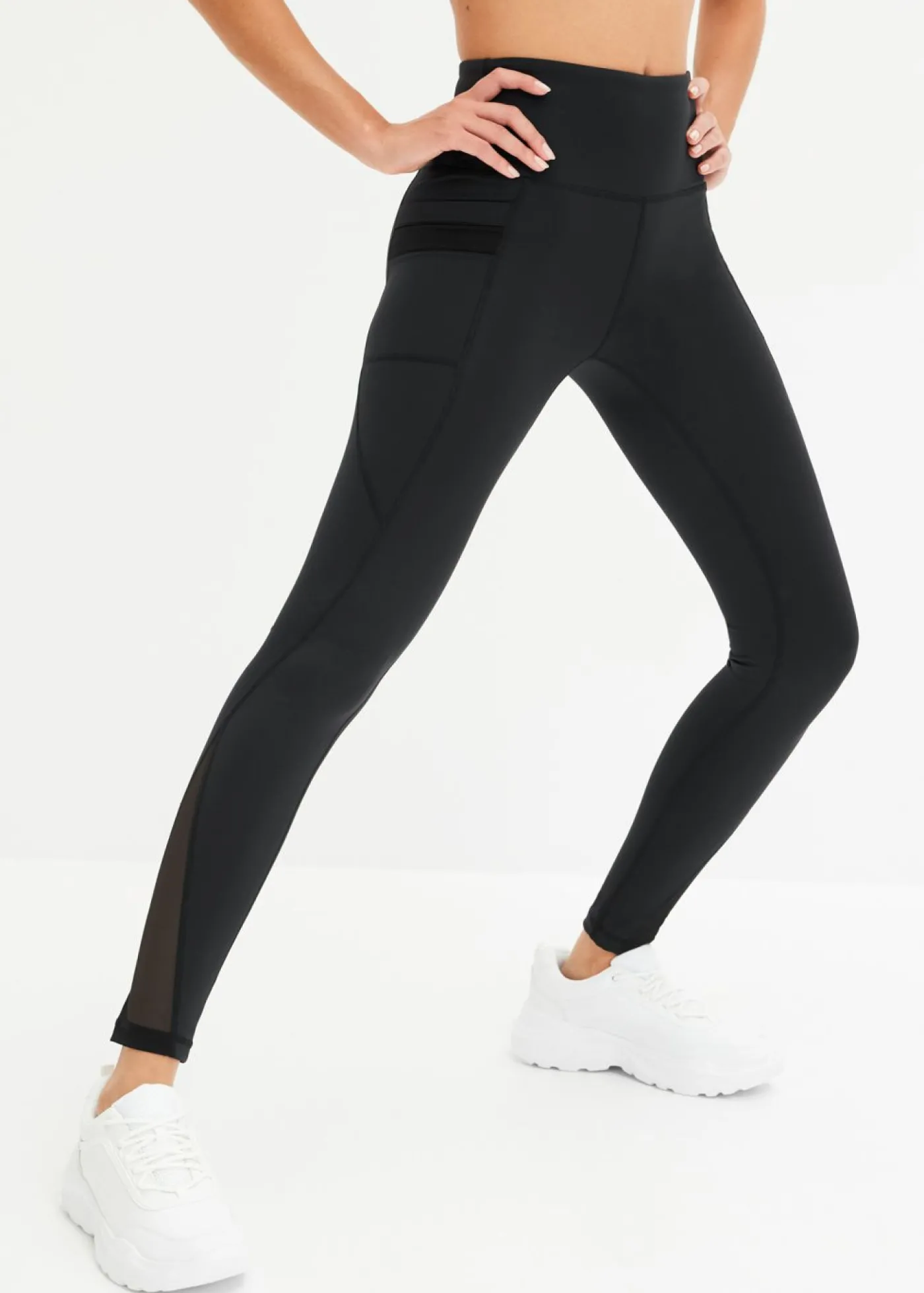 bonprix bonprix Cómodos leggings deportivos con malla y bolsillo para móvil Negro Online