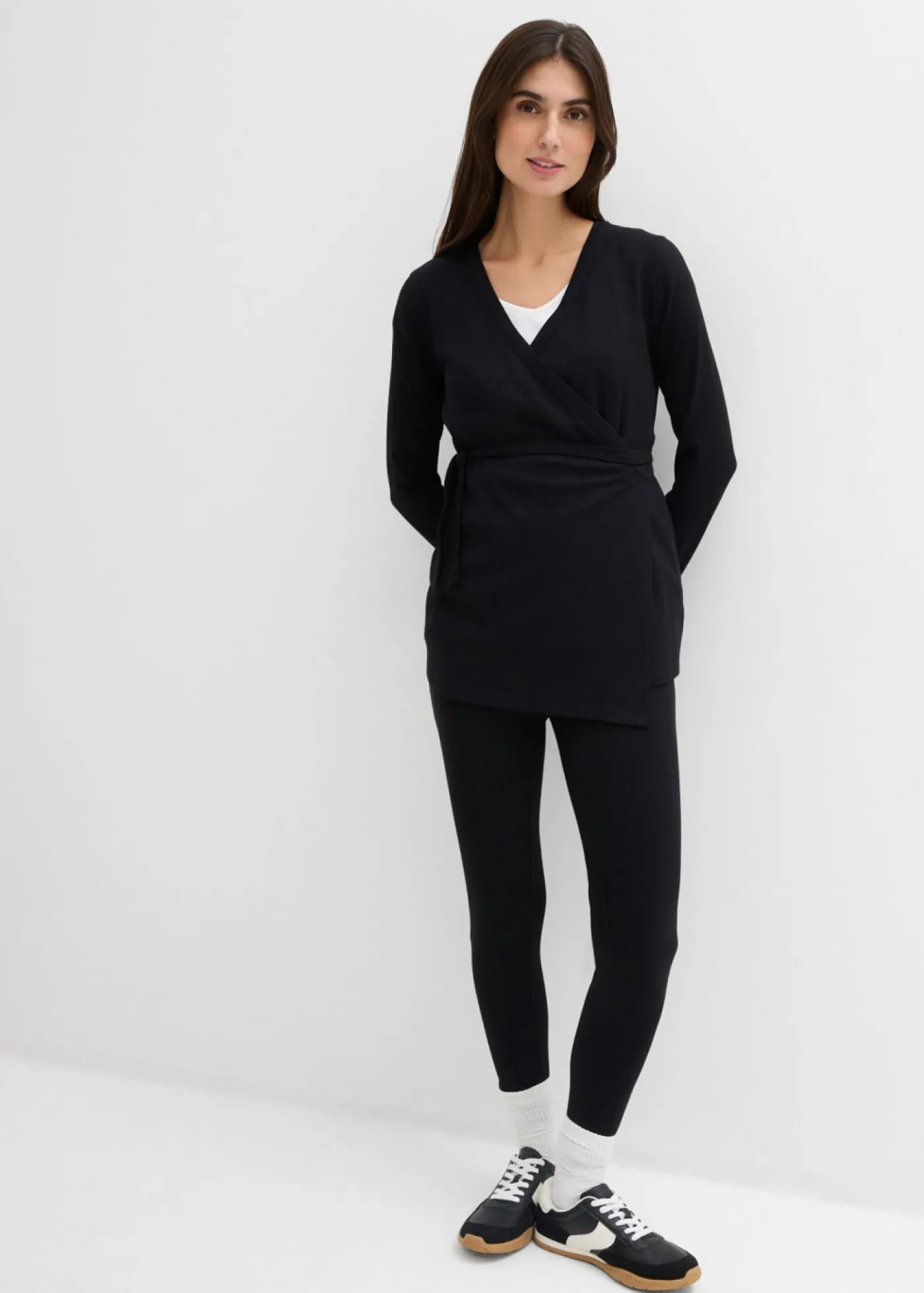 bonprix bonprix Conjunto de camiseta cruzada premamá con cómodos leggings (2 piezas) Negro Hot