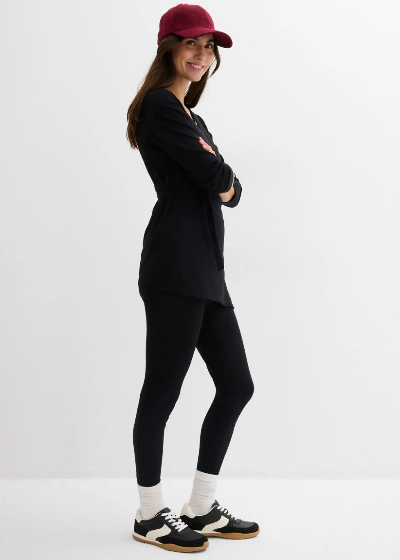 bonprix bonprix Conjunto de camiseta cruzada premamá con cómodos leggings (2 piezas) Negro Hot
