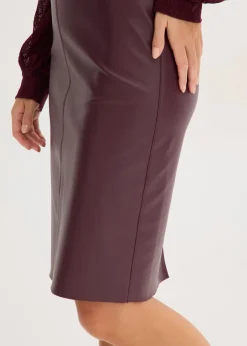 bonprix bonprix Falda de piel sintética hasta la rodilla con ajuste favorecedor rojo burdeos