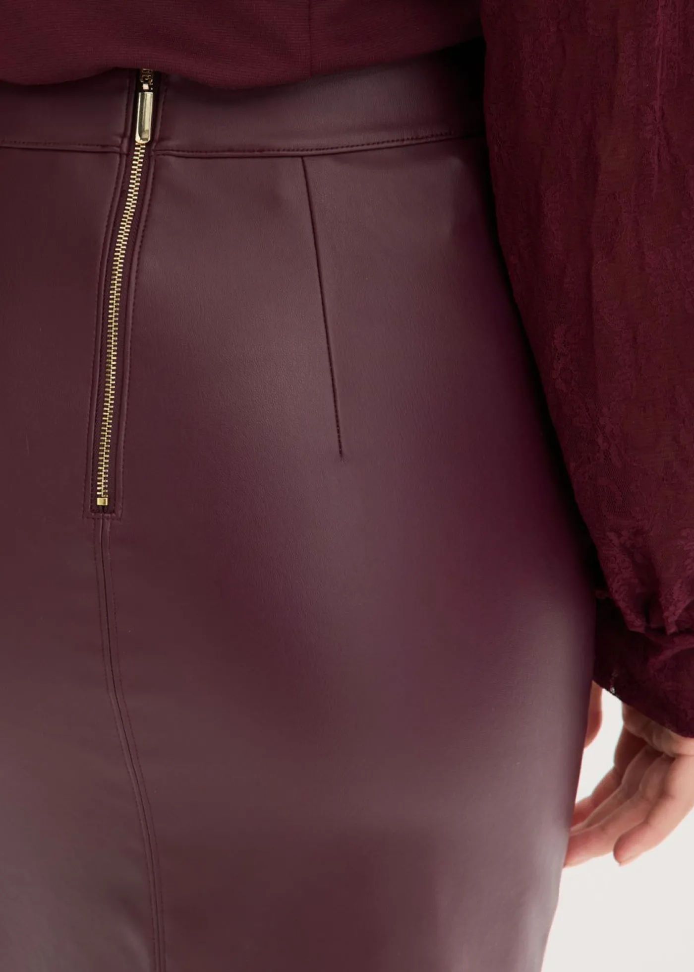 bonprix bonprix Falda de piel sintética hasta la rodilla con ajuste favorecedor rojo burdeos