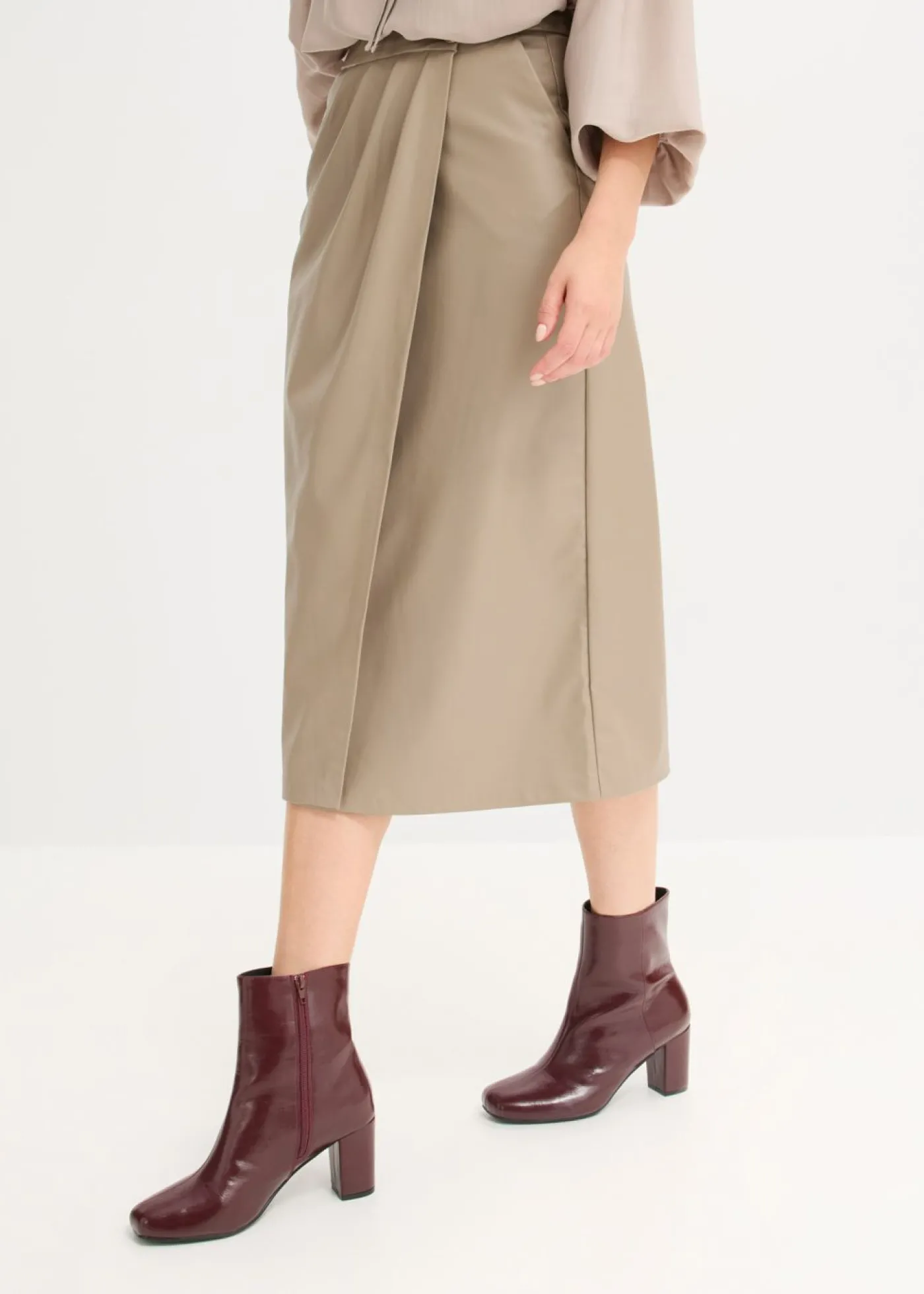 bonprix bonprix Falda midi cruzada de piel sintética Marrón grisáceo Clearance