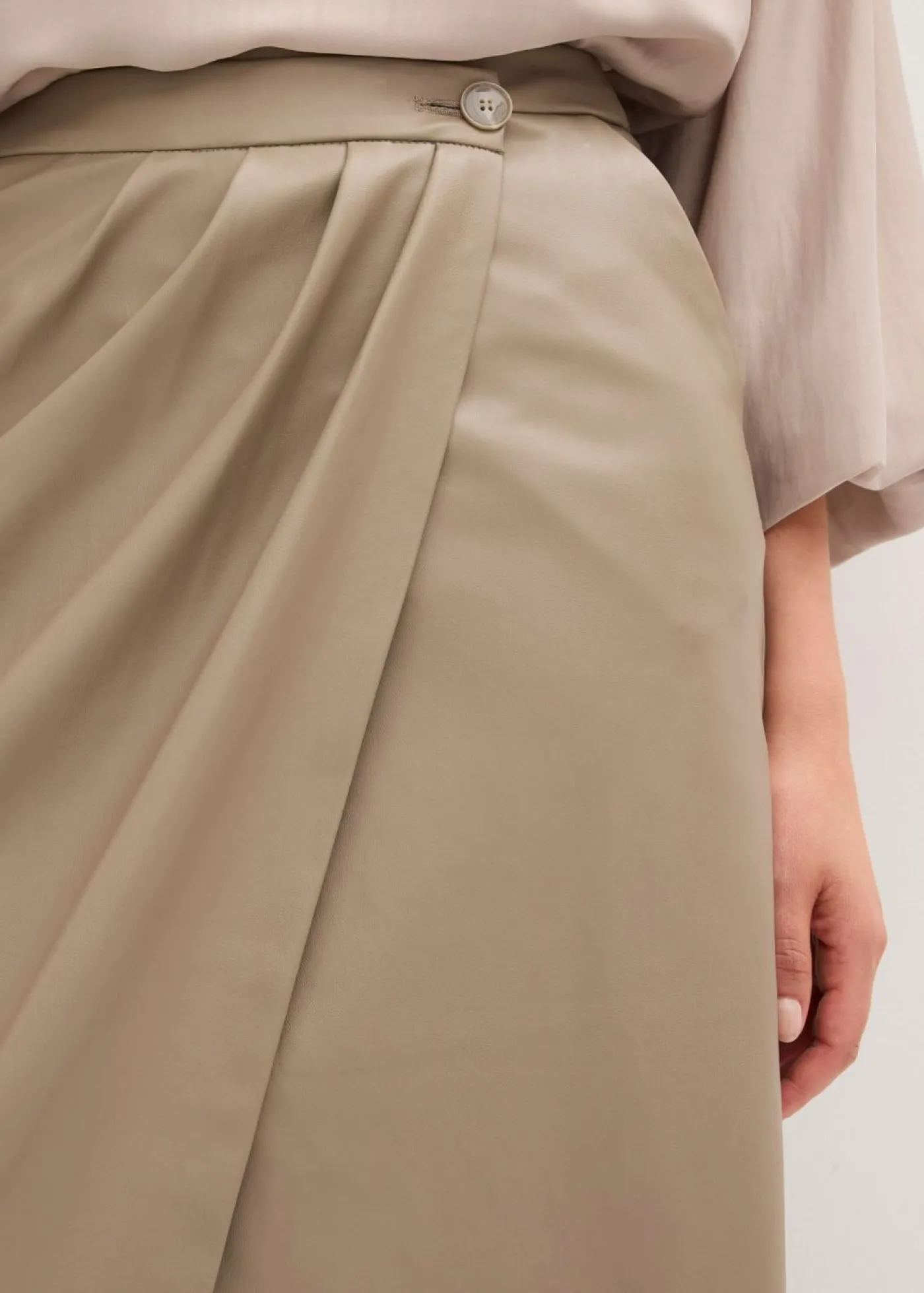 bonprix bonprix Falda midi cruzada de piel sintética Marrón grisáceo Clearance